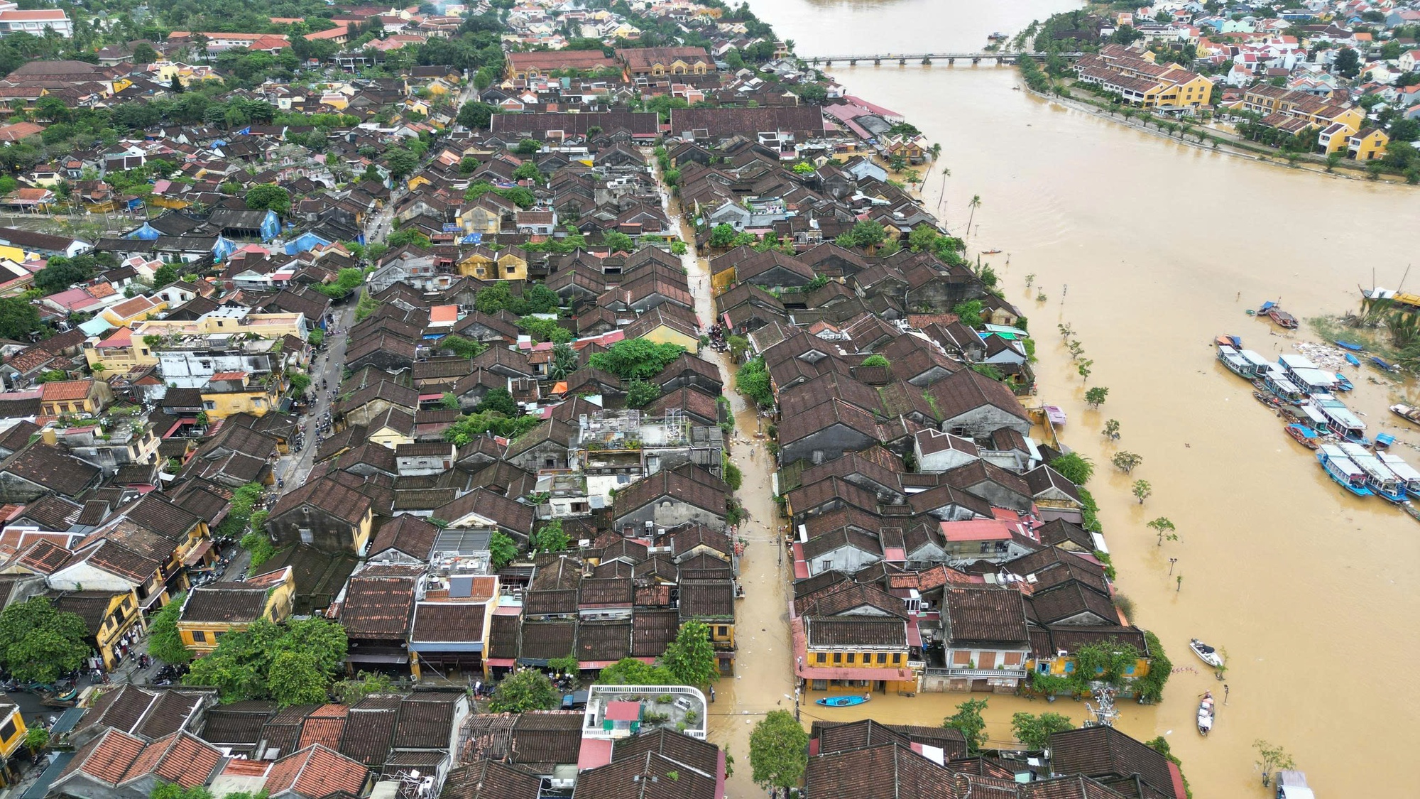 Chùm ảnh: Khắc phục hậu quả mưa lũ lịch sử tại Hội An- Ảnh 1. Chùm ảnh: Khắc phục hậu quả mưa lũ lịch sử tại Hội An- Ảnh 1.