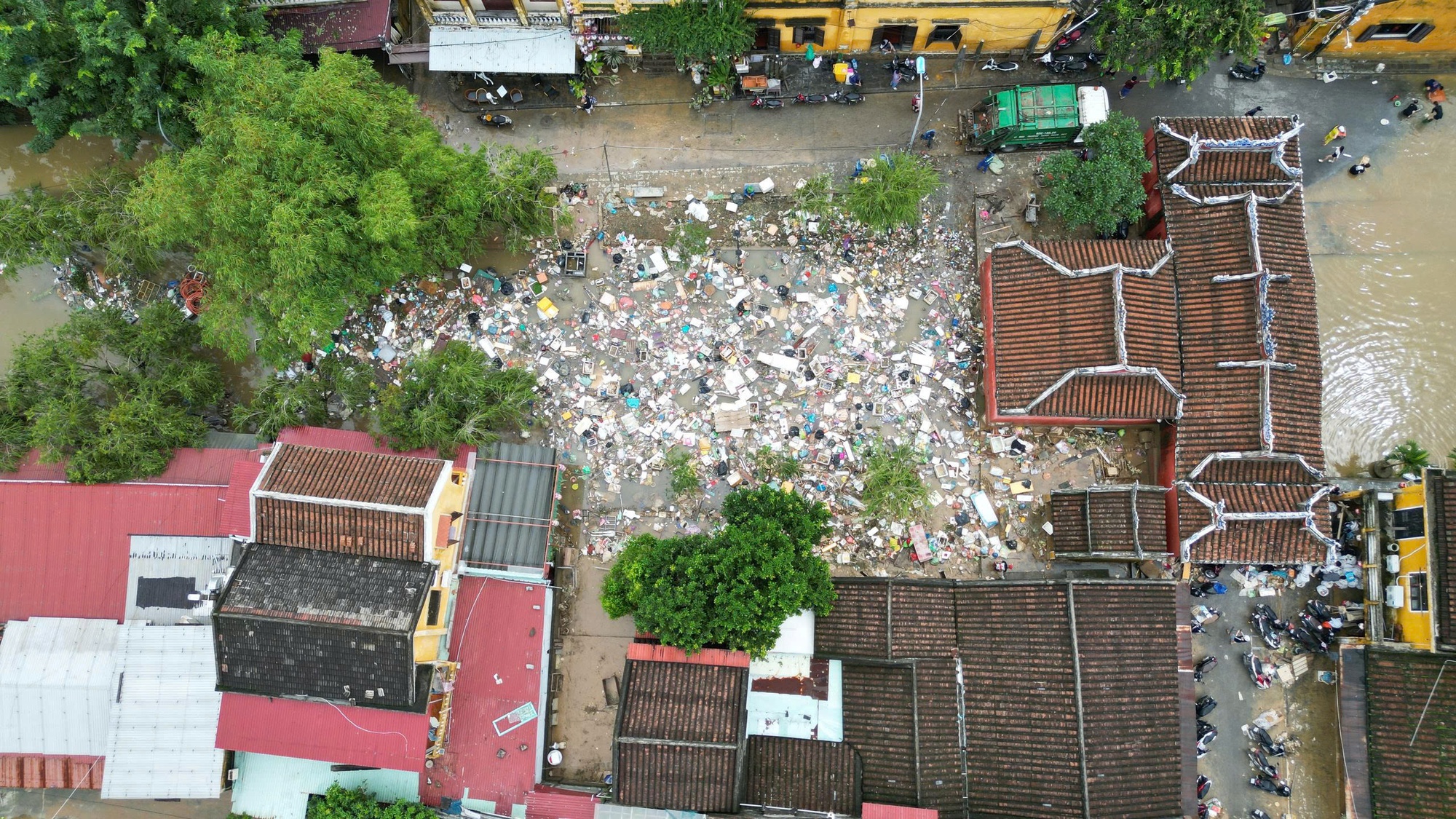 Chùm ảnh: Khắc phục hậu quả mưa lũ lịch sử tại Hội An- Ảnh 3. Chùm ảnh: Khắc phục hậu quả mưa lũ lịch sử tại Hội An- Ảnh 3.