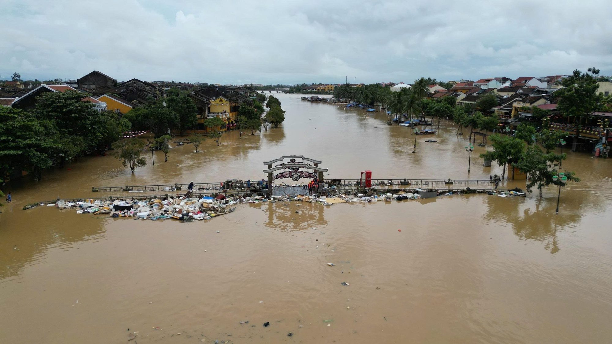 Chùm ảnh: Khắc phục hậu quả mưa lũ lịch sử tại Hội An- Ảnh 2. Chùm ảnh: Khắc phục hậu quả mưa lũ lịch sử tại Hội An- Ảnh 2.