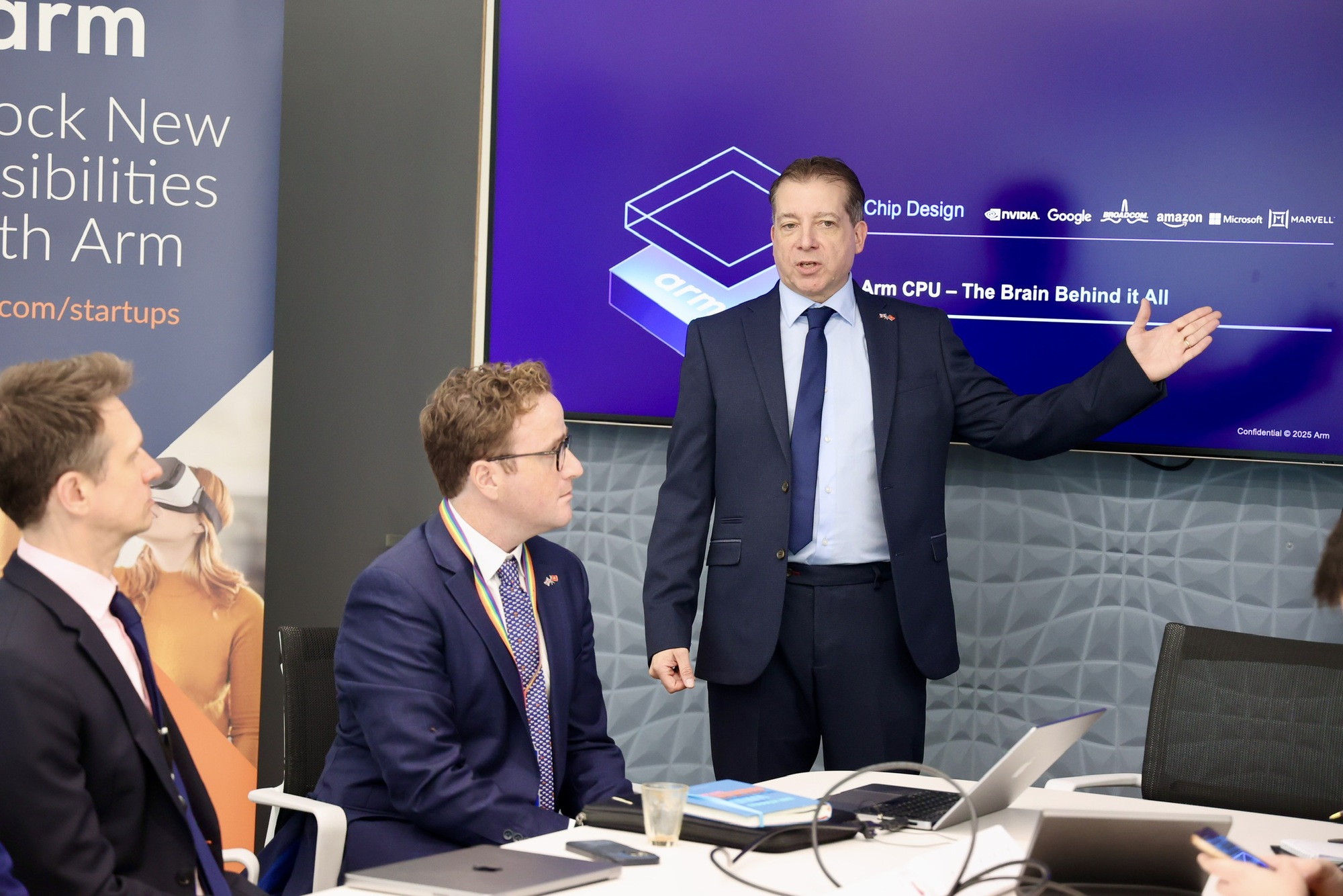 Thúc đẩy hợp tác với Tập đoàn công nghệ bán dẫn hàng đầu Vương quốc Anh- Ảnh 3.