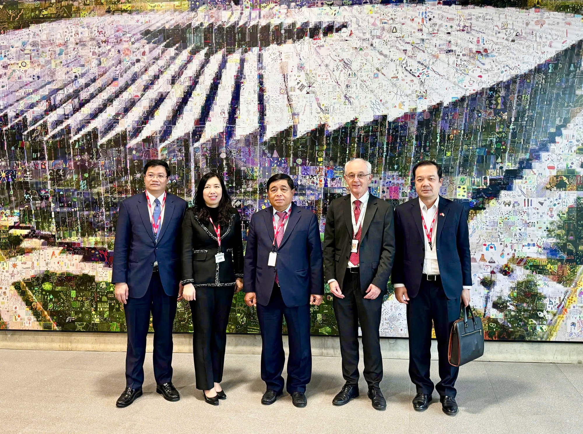 Phó Thủ tướng Nguyễn Chí Dũng thăm và làm việc với Tập đoàn AstraZeneca- Ảnh 2. Phó Thủ tướng Nguyễn Chí Dũng thăm và làm việc với Tập đoàn AstraZeneca- Ảnh 2.