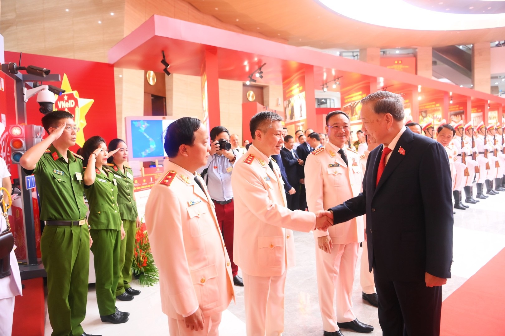 FPT góp dấu ấn tại Đại hội Đảng bộ Công an Trung ương: Ứng dụng dữ liệu dân cư vì Chính phủ số, xã hội số- Ảnh 2. FPT góp dấu ấn tại Đại hội Đảng bộ Công an Trung ương: Ứng dụng dữ liệu dân cư vì Chính phủ số, xã hội số- Ảnh 2.