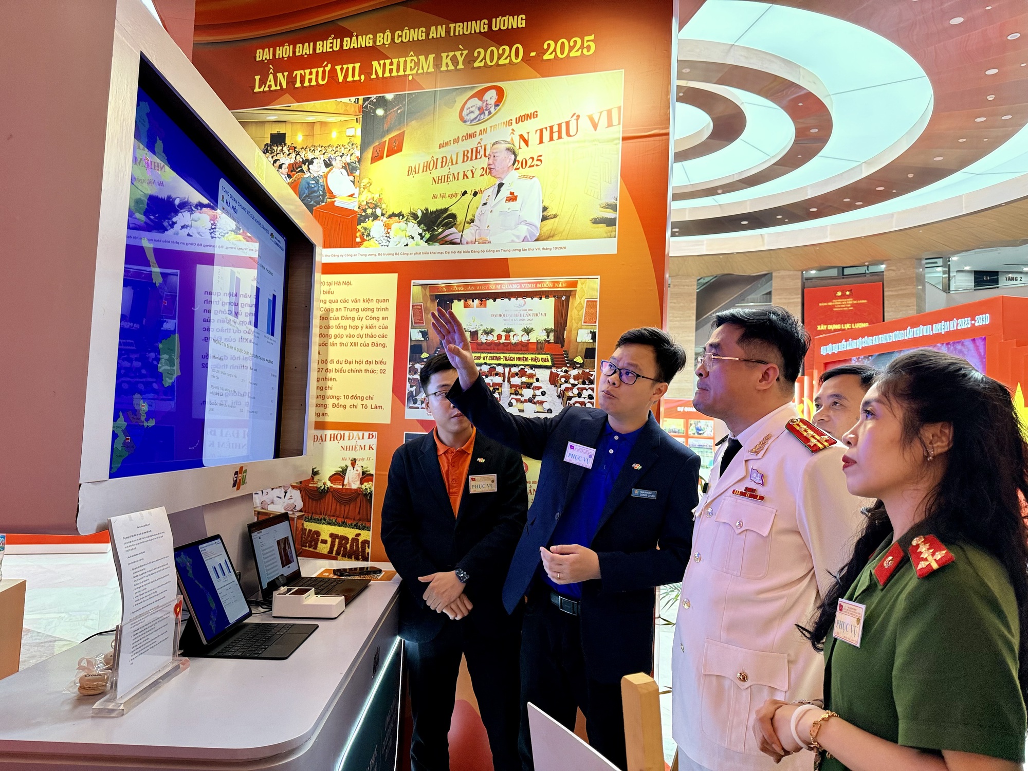 FPT góp dấu ấn tại Đại hội Đảng bộ Công an Trung ương: Ứng dụng dữ liệu dân cư vì Chính phủ số, xã hội số- Ảnh 3. FPT góp dấu ấn tại Đại hội Đảng bộ Công an Trung ương: Ứng dụng dữ liệu dân cư vì Chính phủ số, xã hội số- Ảnh 3.