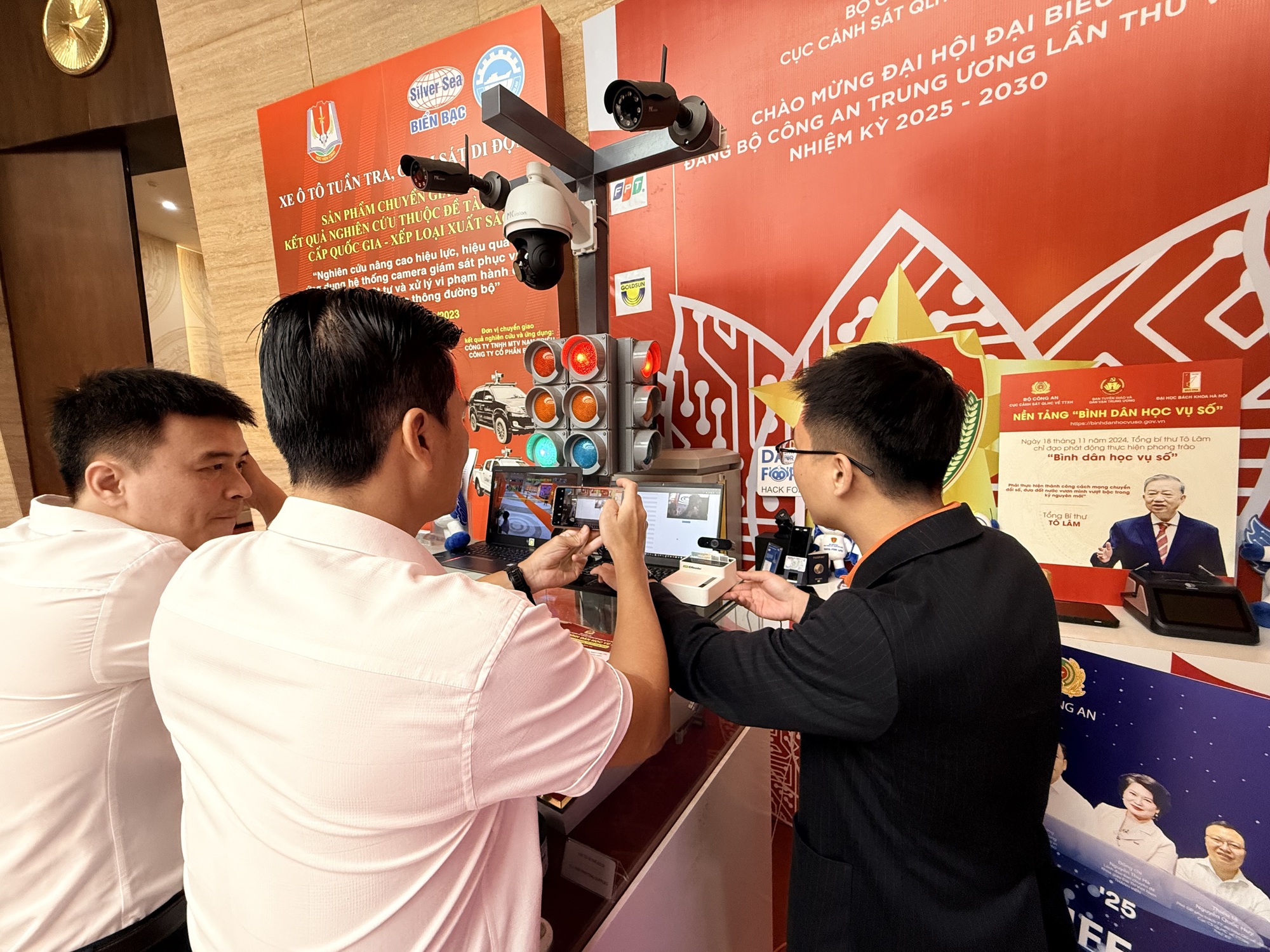 FPT góp dấu ấn tại Đại hội Đảng bộ Công an Trung ương: Ứng dụng dữ liệu dân cư vì Chính phủ số, xã hội số- Ảnh 5. FPT góp dấu ấn tại Đại hội Đảng bộ Công an Trung ương: Ứng dụng dữ liệu dân cư vì Chính phủ số, xã hội số- Ảnh 5.