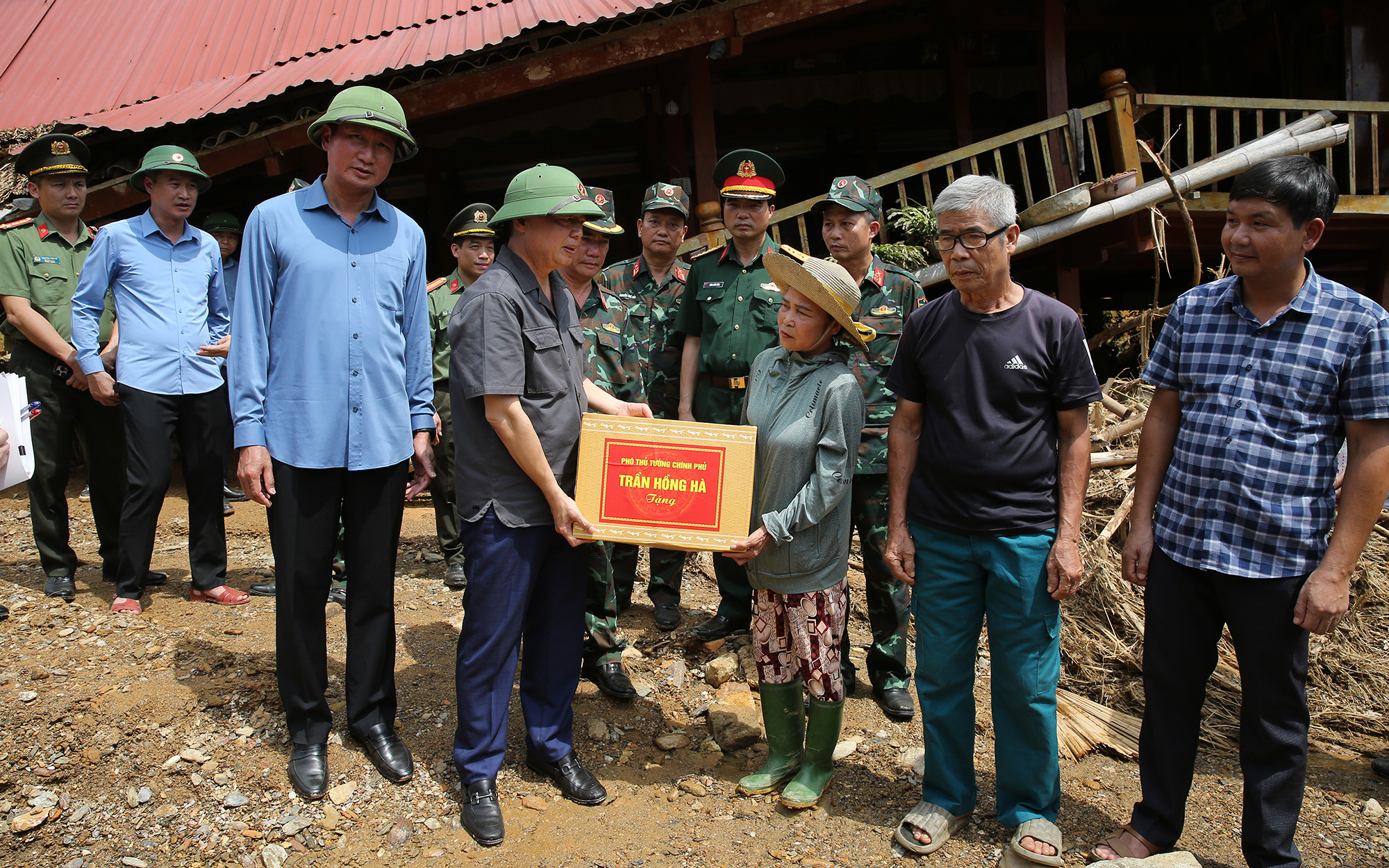 Phó Thủ tướng Trần Hồng Hà kiểm tra công tác khắc phục hậu quả bão số 10, chuẩn bị ứng phó với bão số 11 tại tỉnh Lào Cai- Ảnh 4.