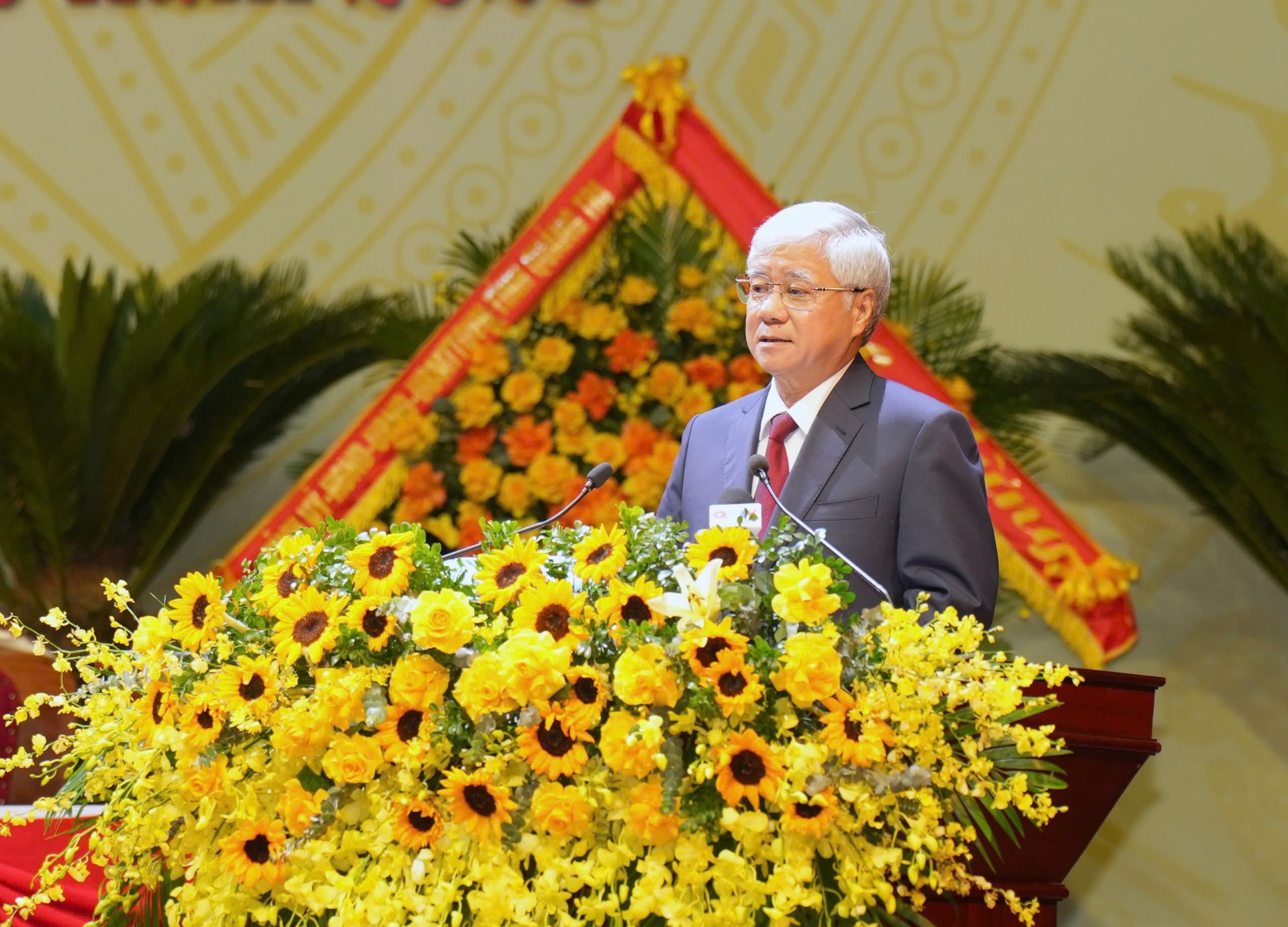 រួមដៃគ្នាកសាងខេត្ត Quang Tri ឱ្យអភិវឌ្ឍយ៉ាងឆាប់រហ័ស និងនិរន្តរភាព - រូបថត ១. Đồng lòng, chung sức xây dựng tỉnh Quảng Trị phát triển nhanh, bền vững- Ảnh 1.