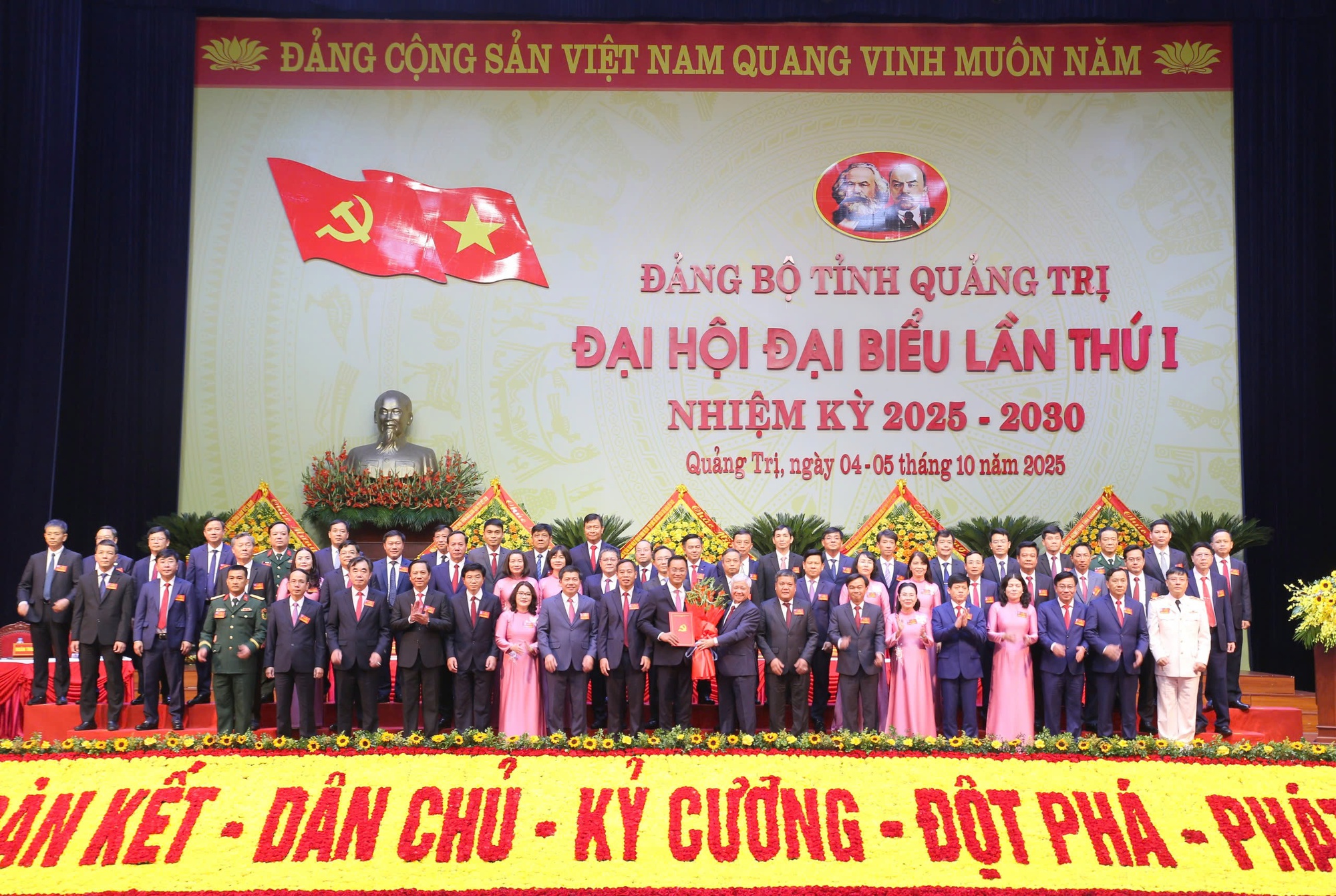 រួមដៃគ្នាកសាងខេត្ត Quang Tri ឱ្យអភិវឌ្ឍយ៉ាងឆាប់រហ័ស និងនិរន្តរភាព - រូបថត ៥. Đồng lòng, chung sức xây dựng tỉnh Quảng Trị phát triển nhanh, bền vững- Ảnh 5.