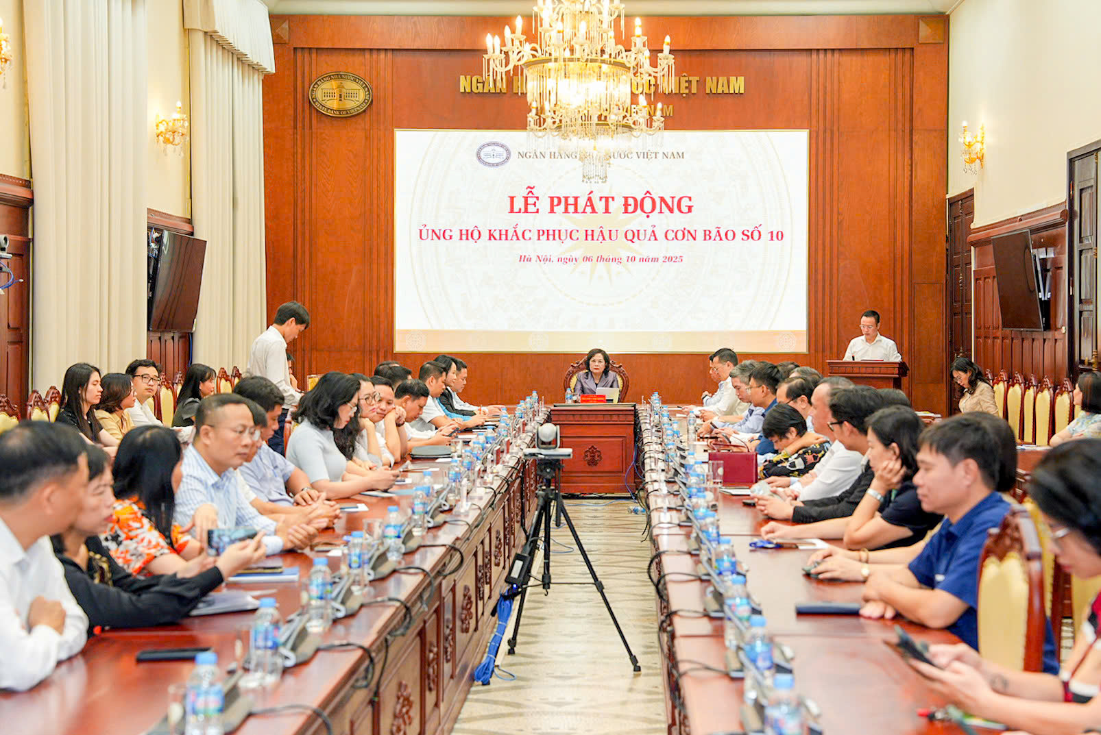 Ngành Ngân hàng chung tay ủng hộ đồng bào bị thiệt hại do bão số 10- Ảnh 2.