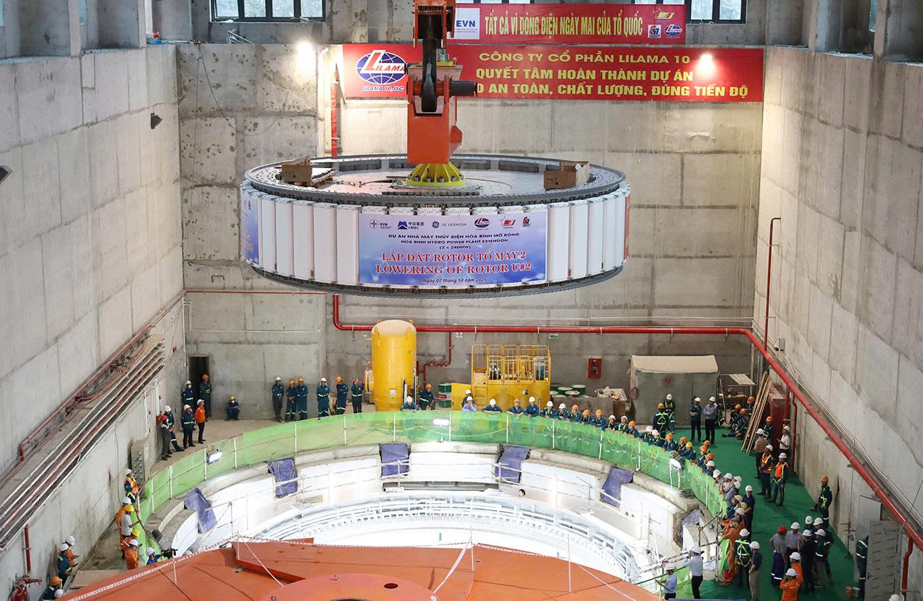 Hoàn thành lắp đặt rotor dự án Thủy điện Hòa Bình mở rộng- Ảnh 1.