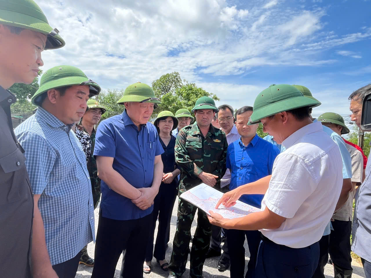 Phó Thủ tướng Thường trực Chính phủ Nguyễn Hoà Bình kiểm tra, chỉ đạo khắc phục hậu quả mưa lũ tại Bắc Ninh- Ảnh 4. Phó Thủ tướng Thường trực Chính phủ Nguyễn Hoà Bình kiểm tra, chỉ đạo khắc phục hậu quả mưa lũ tại Bắc Ninh- Ảnh 4.