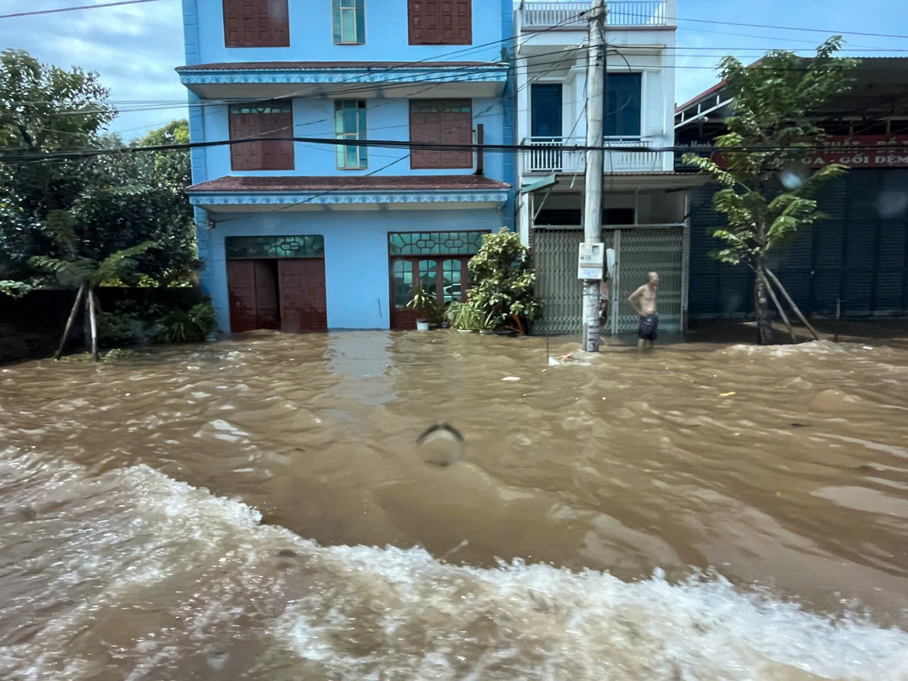 Phó Thủ tướng Thường trực Chính phủ Nguyễn Hoà Bình kiểm tra, chỉ đạo khắc phục hậu quả mưa lũ tại Bắc Ninh- Ảnh 2. Phó Thủ tướng Thường trực Chính phủ Nguyễn Hoà Bình kiểm tra, chỉ đạo khắc phục hậu quả mưa lũ tại Bắc Ninh- Ảnh 2.