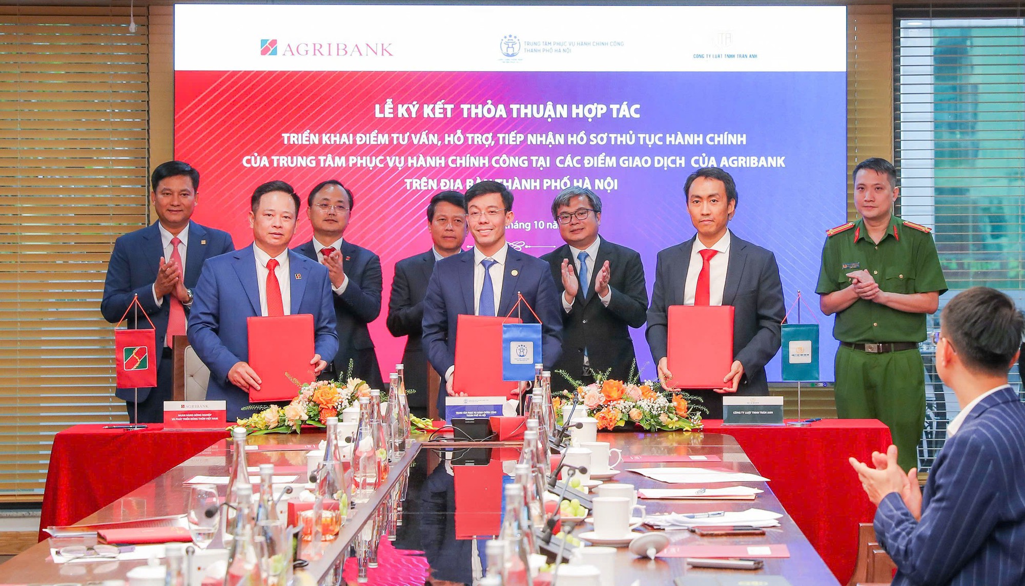 Agribank tiên phong mô hình “3 bên – 1 điểm chạm”, đưa dịch vụ công đến gần người dân- Ảnh 1. Agribank tiên phong mô hình “3 bên – 1 điểm chạm”, đưa dịch vụ công đến gần người dân- Ảnh 1.