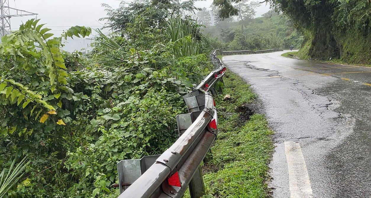 Nhiều tuyến quốc lộ miền núi phía Bắc sạt lở, hư hại nghiêm trọng sau bão số 11- Ảnh 3. Nhiều tuyến quốc lộ miền núi phía Bắc sạt lở, hư hại nghiêm trọng sau bão số 11- Ảnh 3.