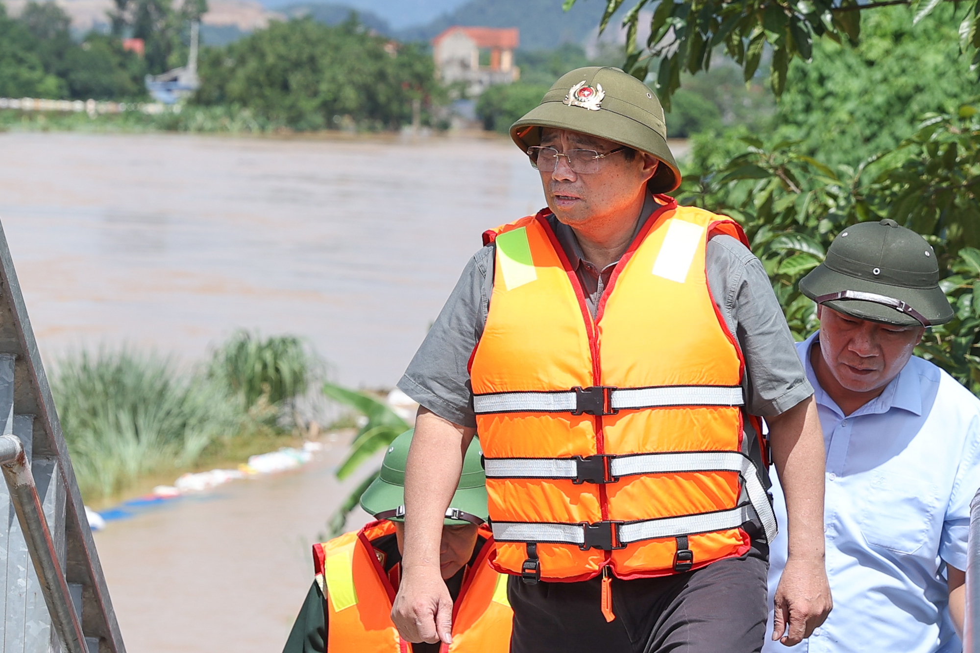 Chùm ảnh: Thủ tướng Phạm Minh Chính thăm hỏi người dân, chỉ đạo khắc phục hậu quả mưa lũ tại Thái Nguyên- Ảnh 6.