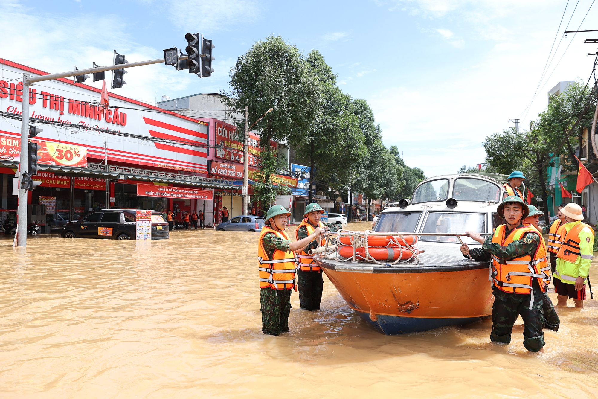 Chùm ảnh: Thủ tướng Phạm Minh Chính thăm hỏi người dân, chỉ đạo khắc phục hậu quả mưa lũ tại Thái Nguyên- Ảnh 13.