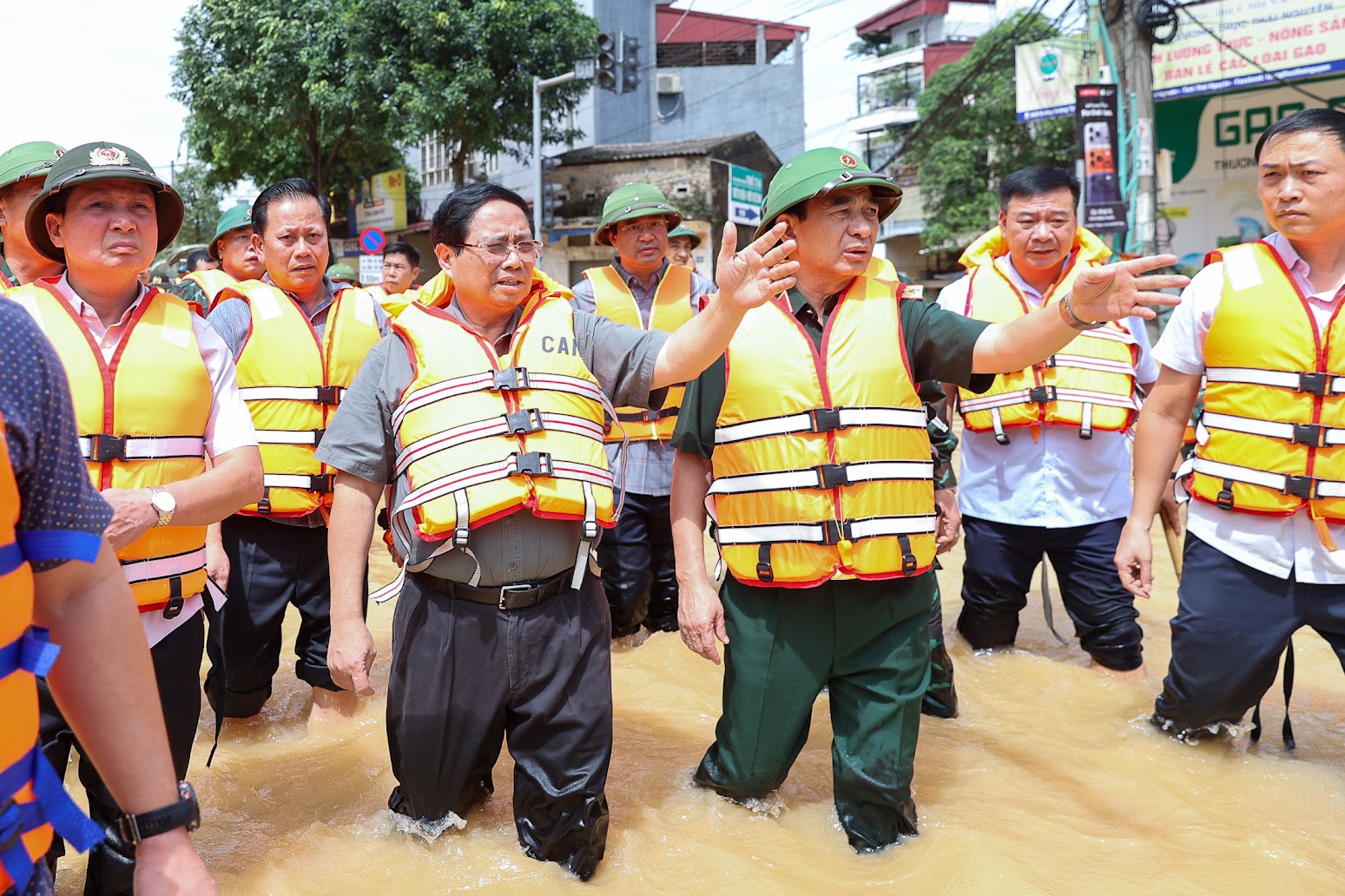 Chùm ảnh: Thủ tướng Phạm Minh Chính thăm hỏi người dân, chỉ đạo khắc phục hậu quả mưa lũ tại Thái Nguyên- Ảnh 2.