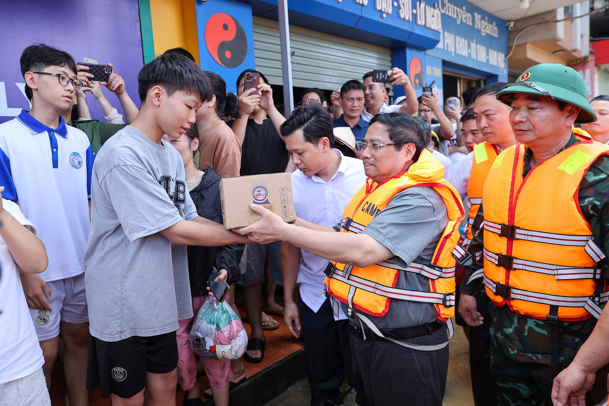 Chùm ảnh: Thủ tướng Phạm Minh Chính thăm hỏi người dân, chỉ đạo khắc phục hậu quả mưa lũ tại Thái Nguyên- Ảnh 5.
