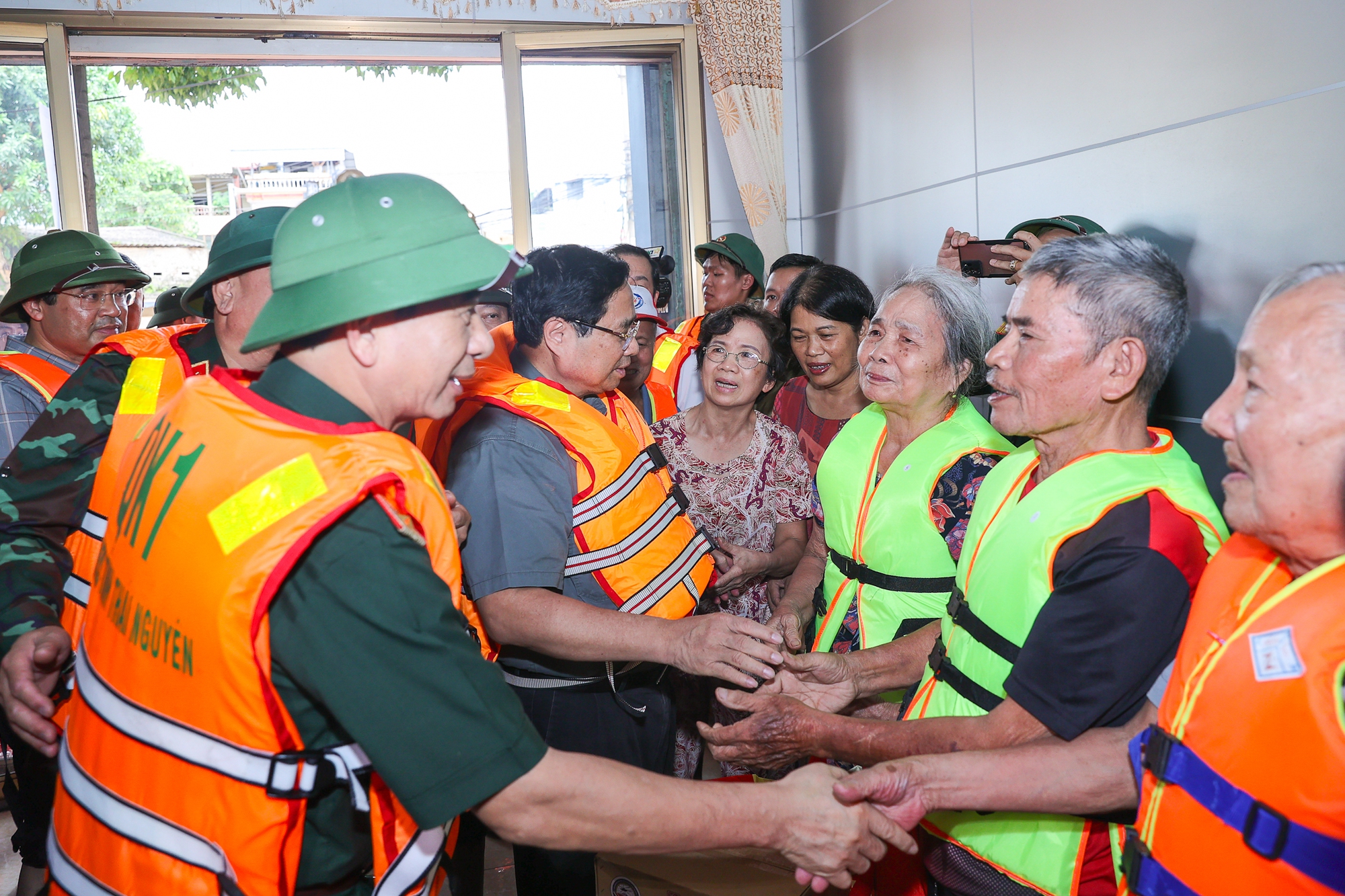 Chùm ảnh: Thủ tướng Phạm Minh Chính thăm hỏi người dân, chỉ đạo khắc phục hậu quả mưa lũ tại Thái Nguyên- Ảnh 4.