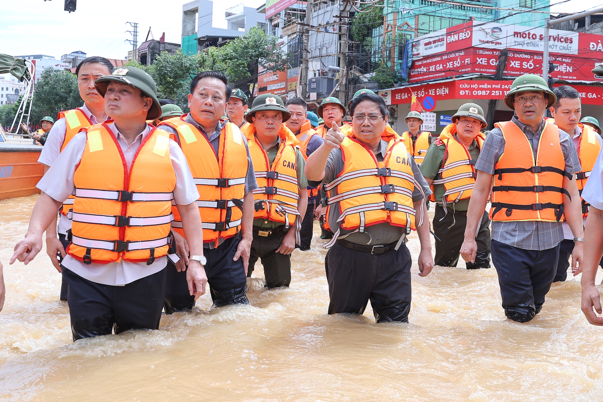 Chùm ảnh: Thủ tướng Phạm Minh Chính thăm hỏi người dân, chỉ đạo khắc phục hậu quả mưa lũ tại Thái Nguyên- Ảnh 1.