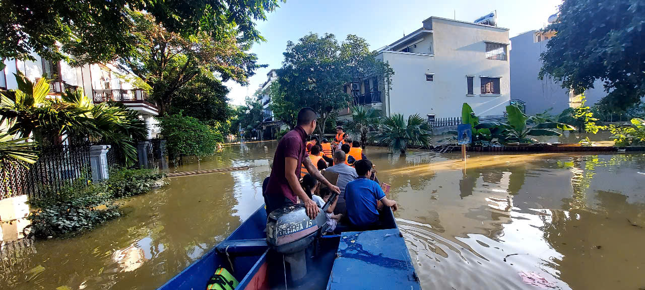 Những con thuyền chở nghĩa tình vượt dòng nước lũ- Ảnh 3. Những con thuyền chở nghĩa tình vượt dòng nước lũ- Ảnh 3.