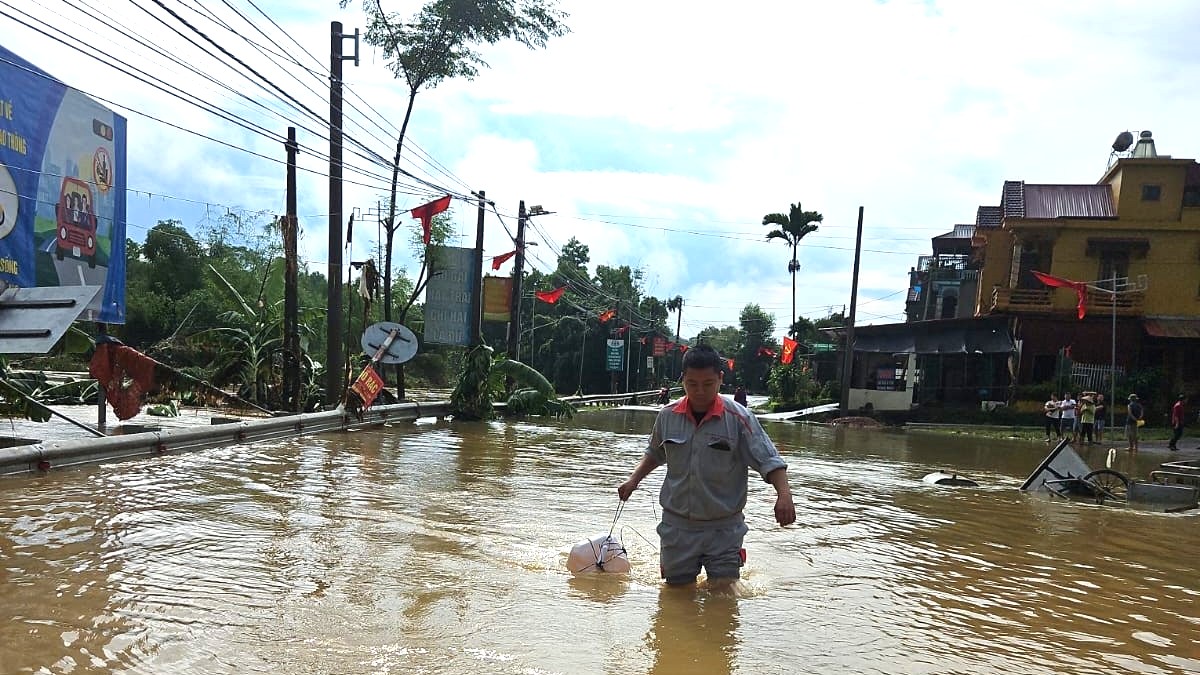 Viettel dồn quân, ứng cứu thông tin xuyên đêm tại Thái Nguyên trong lũ lịch sử- Ảnh 2. Viettel dồn quân, ứng cứu thông tin xuyên đêm tại Thái Nguyên trong lũ lịch sử- Ảnh 2.