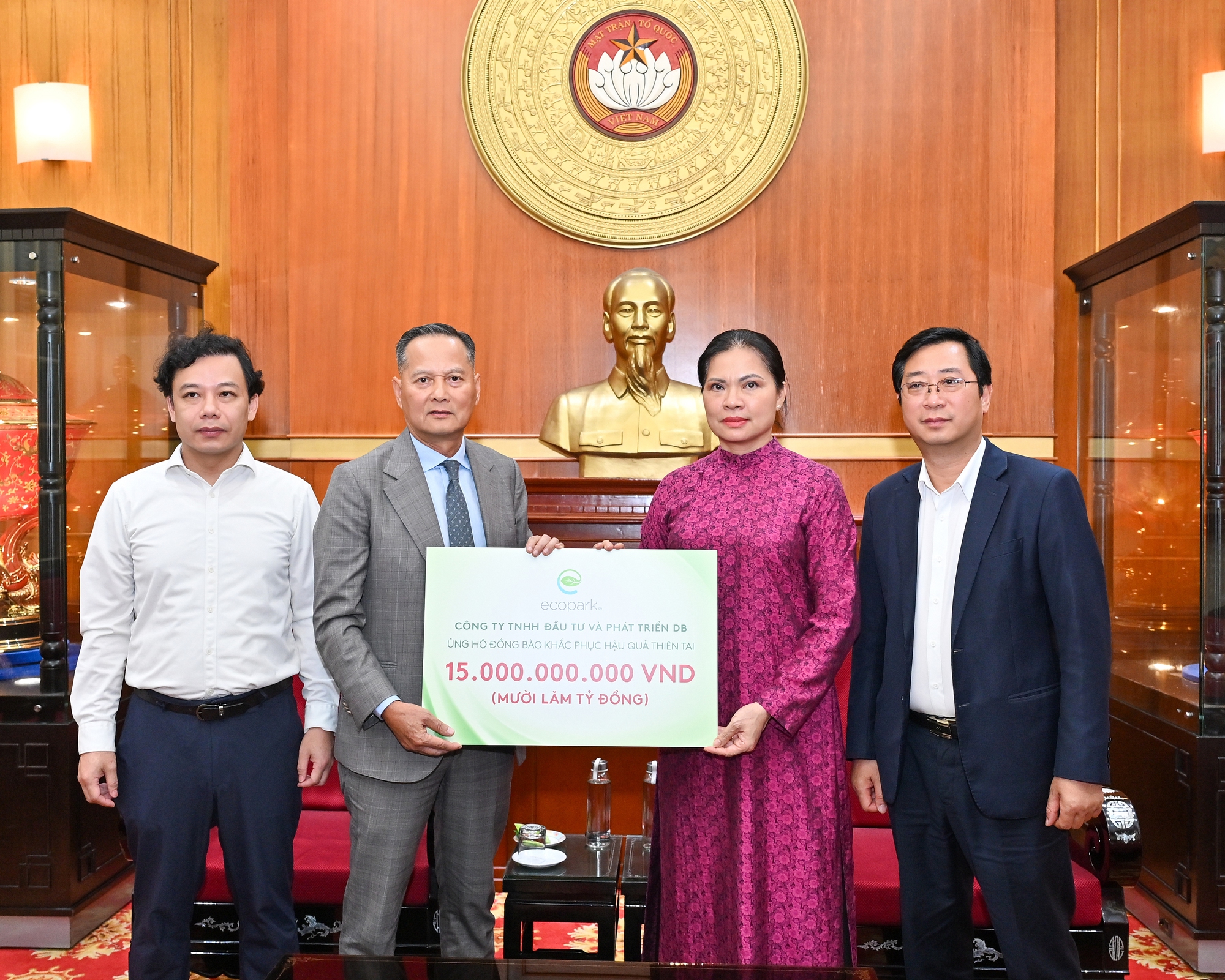 Nhà sáng lập Ecopark ủng hộ đồng bào chịu hậu quả của thiên tai 15 tỷ đồng- Ảnh 1. Nhà sáng lập Ecopark ủng hộ đồng bào chịu hậu quả của thiên tai 15 tỷ đồng- Ảnh 1.