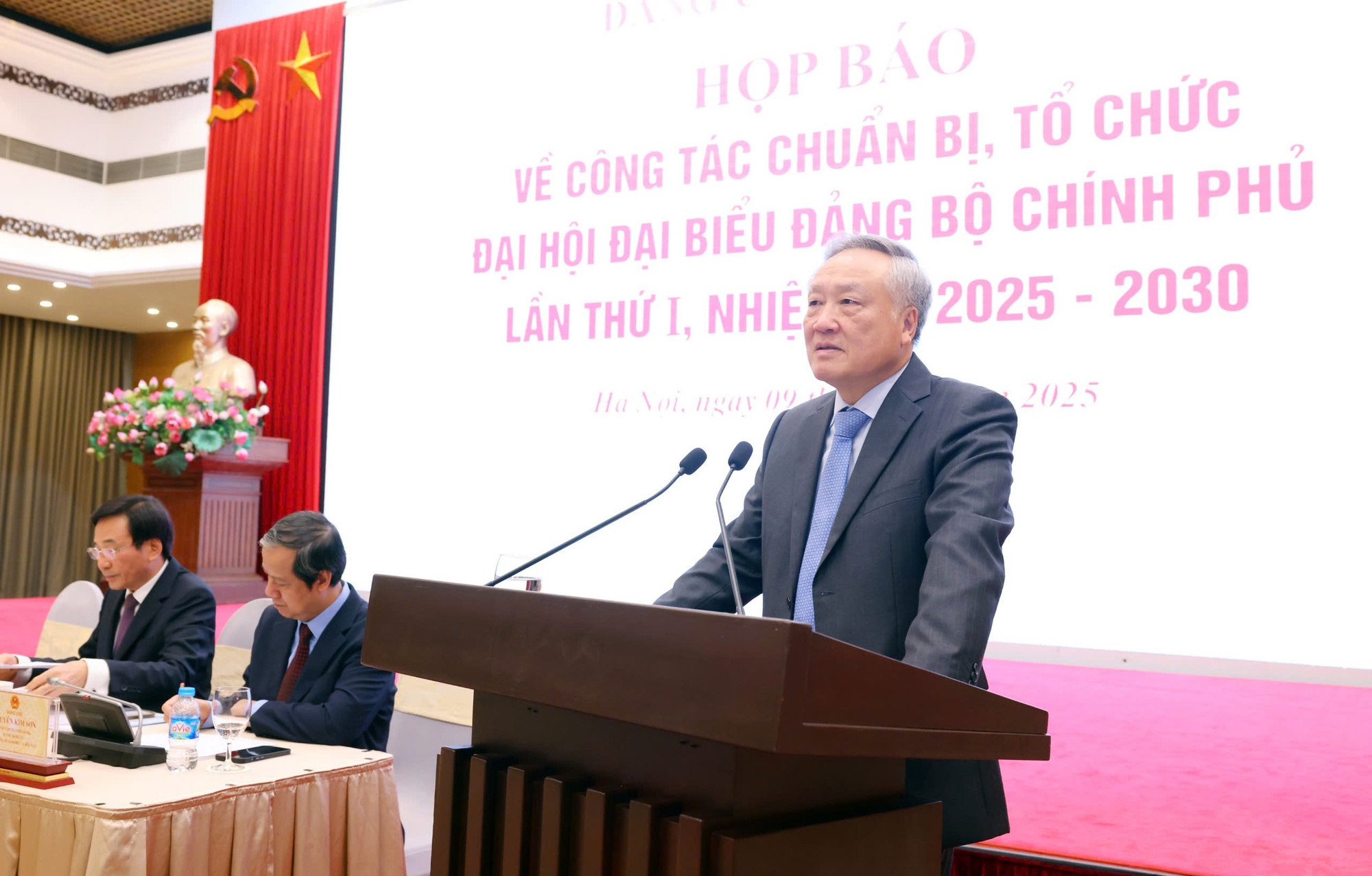 Phó Thủ tướng Thường trực Nguyễn Hòa Bình: Chính phủ có sự đổi mới mạnh mẽ về tư duy và phương pháp điều hành- Ảnh 7. Phó Thủ tướng Thường trực Nguyễn Hòa Bình: Chính phủ có sự đổi mới mạnh mẽ về tư duy và phương pháp điều hành- Ảnh 7.