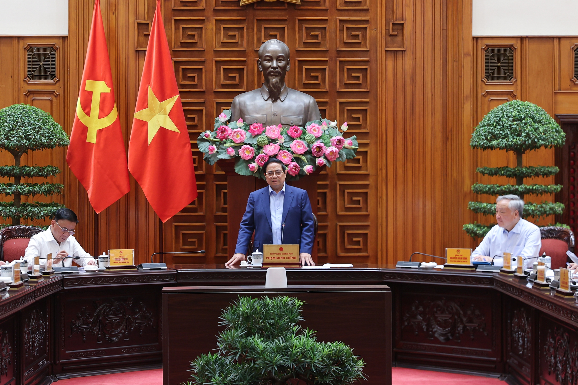 Thủ tướng chủ trì họp Thường trực Chính phủ: Triển khai ngay nhiều giải pháp cấp bách khắc phục hậu quả bão lũ- Ảnh 2. Thủ tướng chủ trì họp Thường trực Chính phủ: Triển khai ngay nhiều giải pháp cấp bách khắc phục hậu quả bão lũ- Ảnh 2.