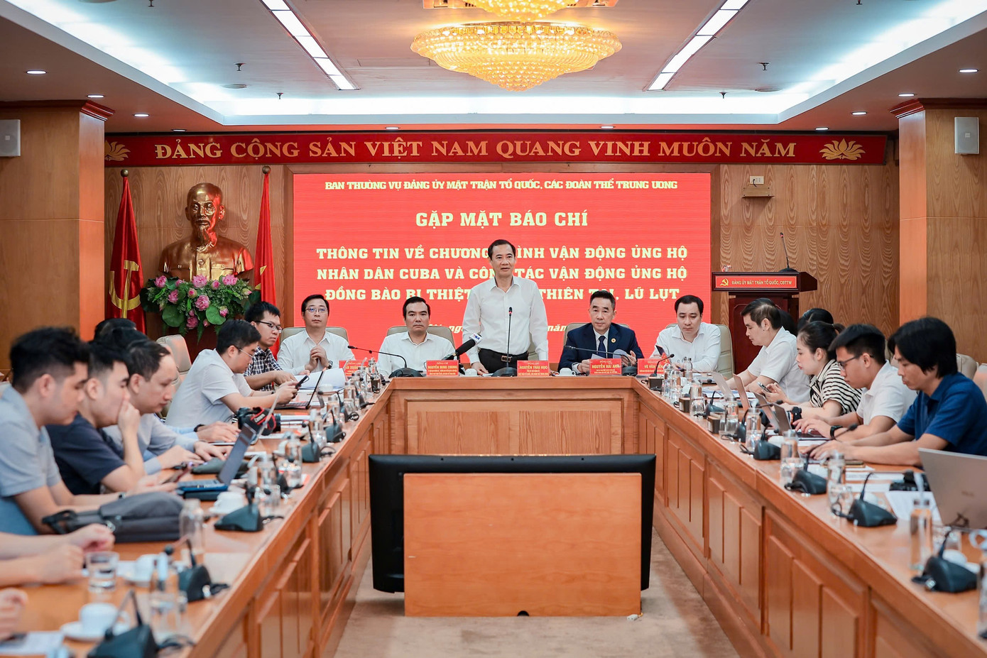 Toàn bộ số tiền ủng hộ nhân dân Cuba và đồng bào bị ảnh hưởng lũ lụt phải đến đúng địa chỉ- Ảnh 1. Toàn bộ số tiền ủng hộ nhân dân Cuba và đồng bào bị ảnh hưởng lũ lụt phải đến đúng địa chỉ- Ảnh 1.