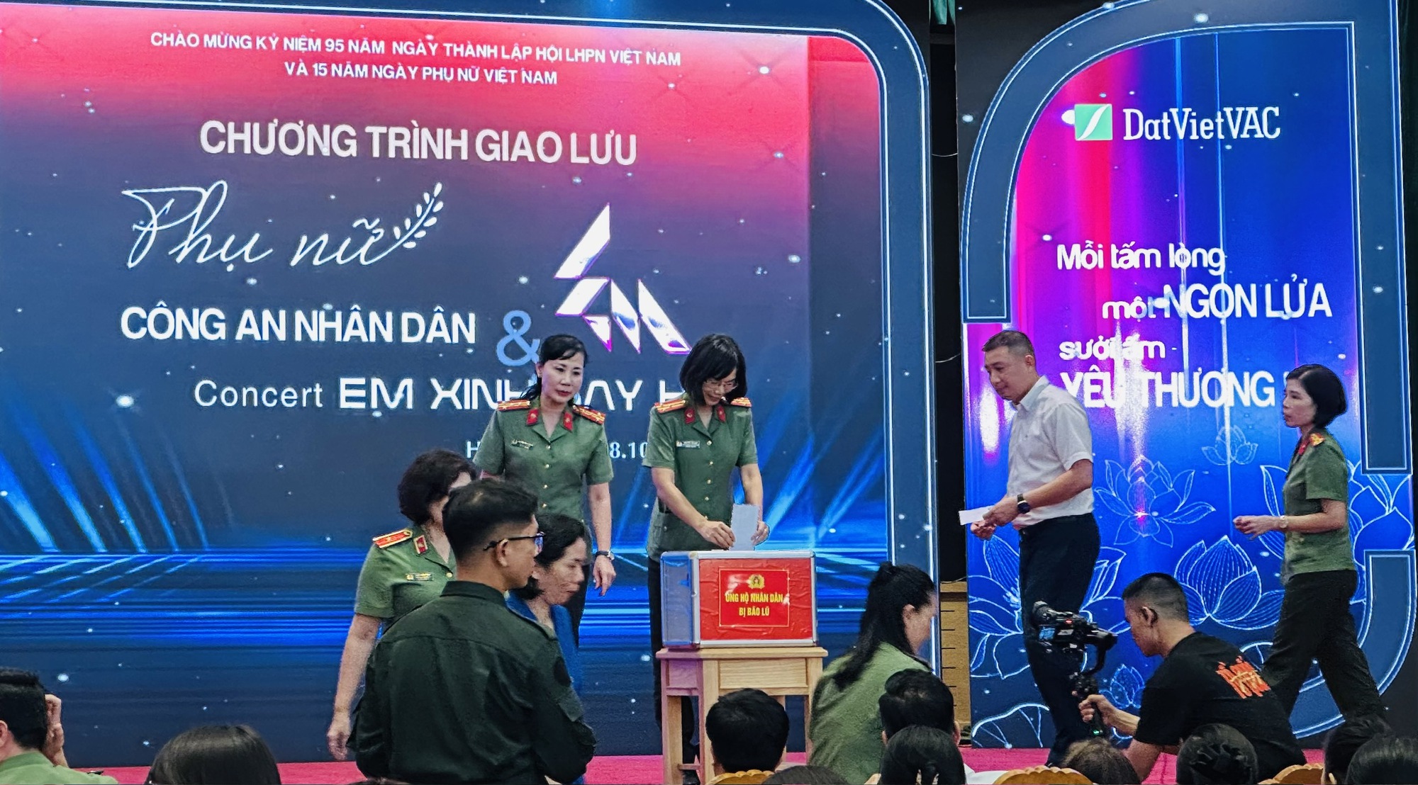 Lực lượng nữ Công an Nhân dân cùng các nghệ sĩ 'Vũ trụ Say Hi' chung tay khắc phục hậu quả bão lũ- Ảnh 2. Lực lượng nữ Công an Nhân dân cùng các nghệ sĩ 'Vũ trụ Say Hi' chung tay khắc phục hậu quả bão lũ- Ảnh 2.