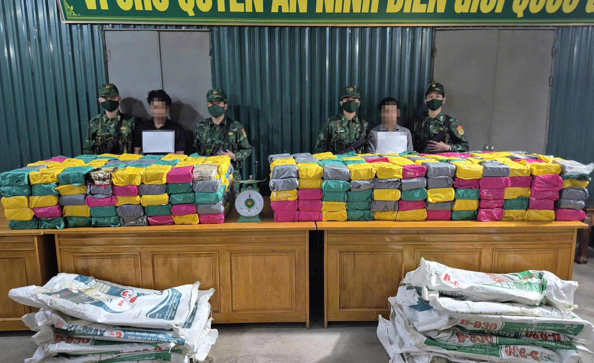Khen thưởng chuyên án bắt giữ 2 đối tượng, thu giữ 500 kg ma túy tại Quảng Trị- Ảnh 2. Khen thưởng chuyên án bắt giữ 2 đối tượng, thu giữ 500 kg ma túy tại Quảng Trị- Ảnh 2.