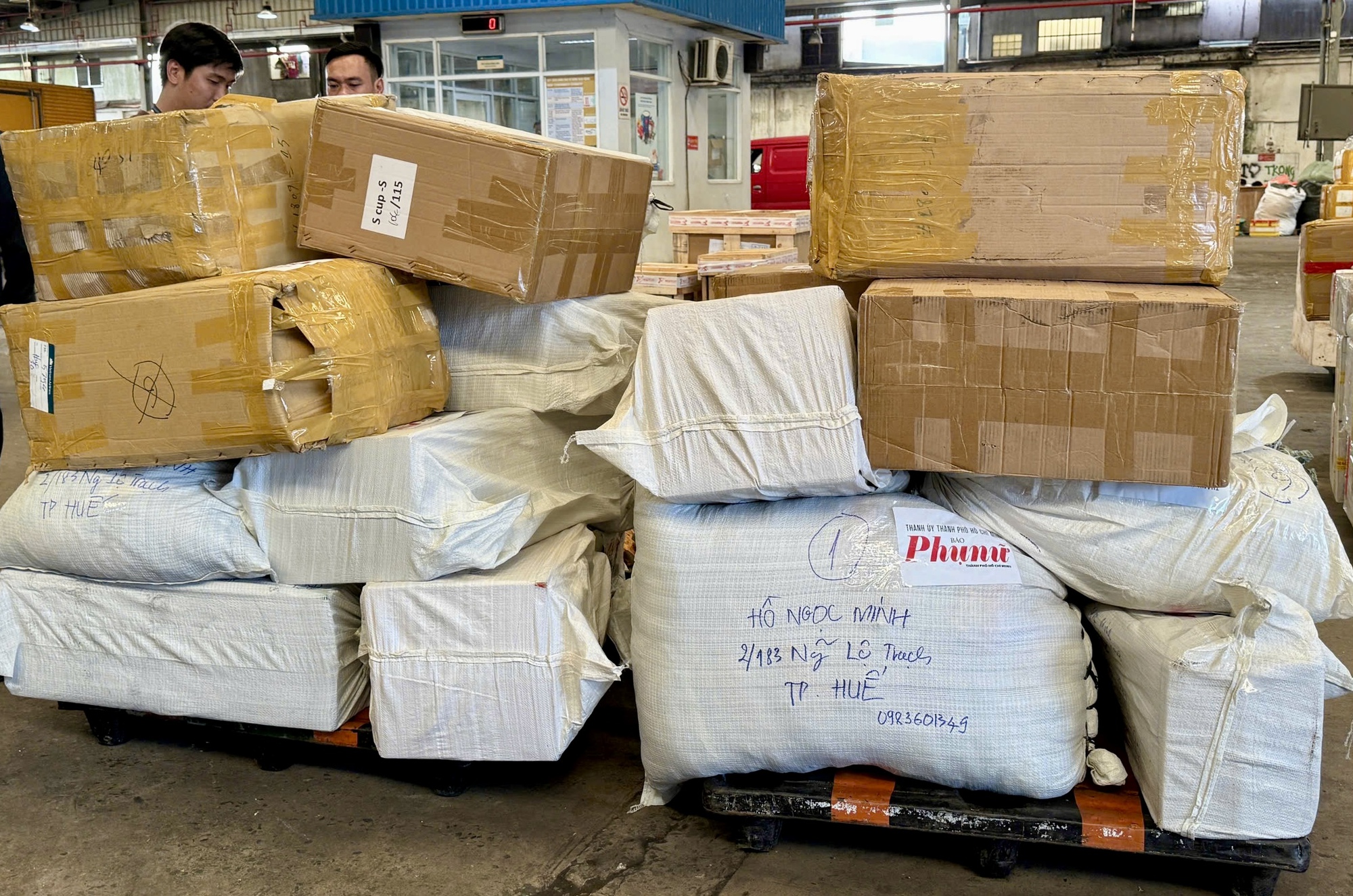 Gần 500kg hàng hóa hỗ trợ vùng lũ đã được Vietnam Airlines vận chuyển đến Huế- Ảnh 2. Gần 500kg hàng hóa hỗ trợ vùng lũ đã được Vietnam Airlines vận chuyển đến Huế- Ảnh 2.