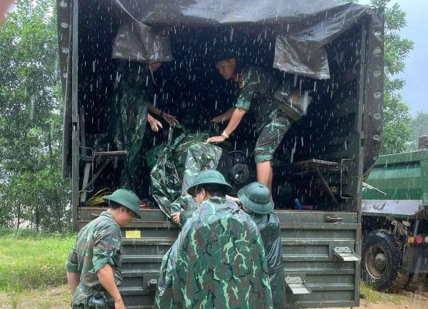 Căng mình giúp dân trong lũ lịch sử: Mệnh lệnh từ trái tim người lính- Ảnh 9. Căng mình giúp dân trong lũ lịch sử: Mệnh lệnh từ trái tim người lính- Ảnh 9.