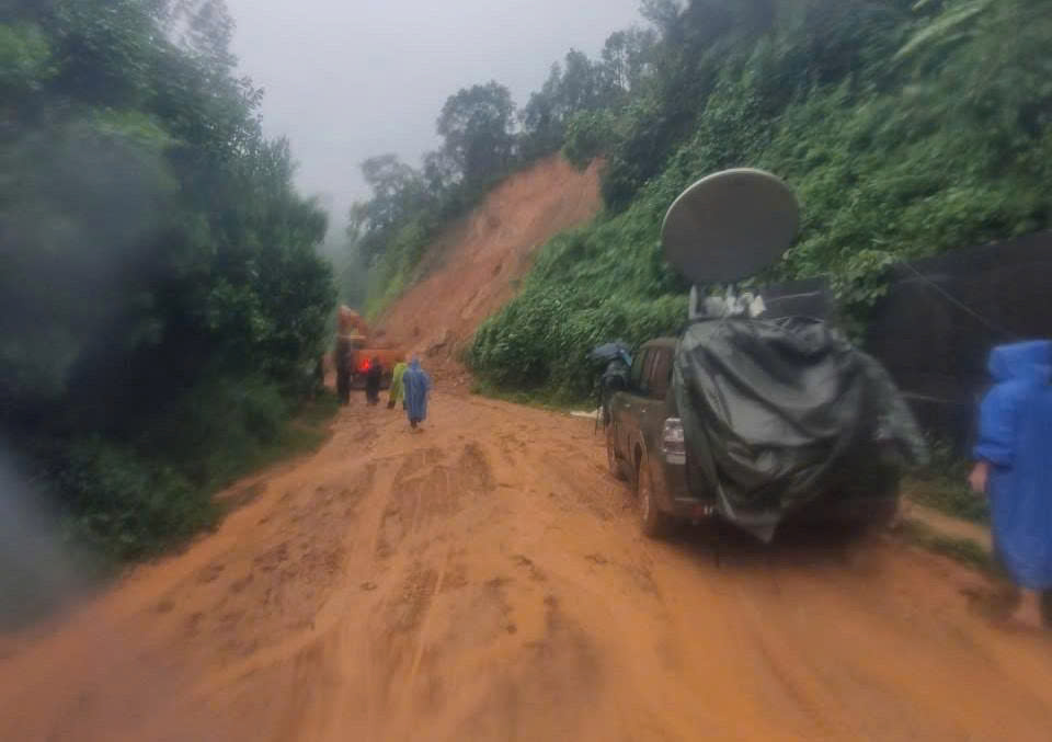 Căng mình giúp dân trong lũ lịch sử: Mệnh lệnh từ trái tim người lính- Ảnh 8. Căng mình giúp dân trong lũ lịch sử: Mệnh lệnh từ trái tim người lính- Ảnh 8.