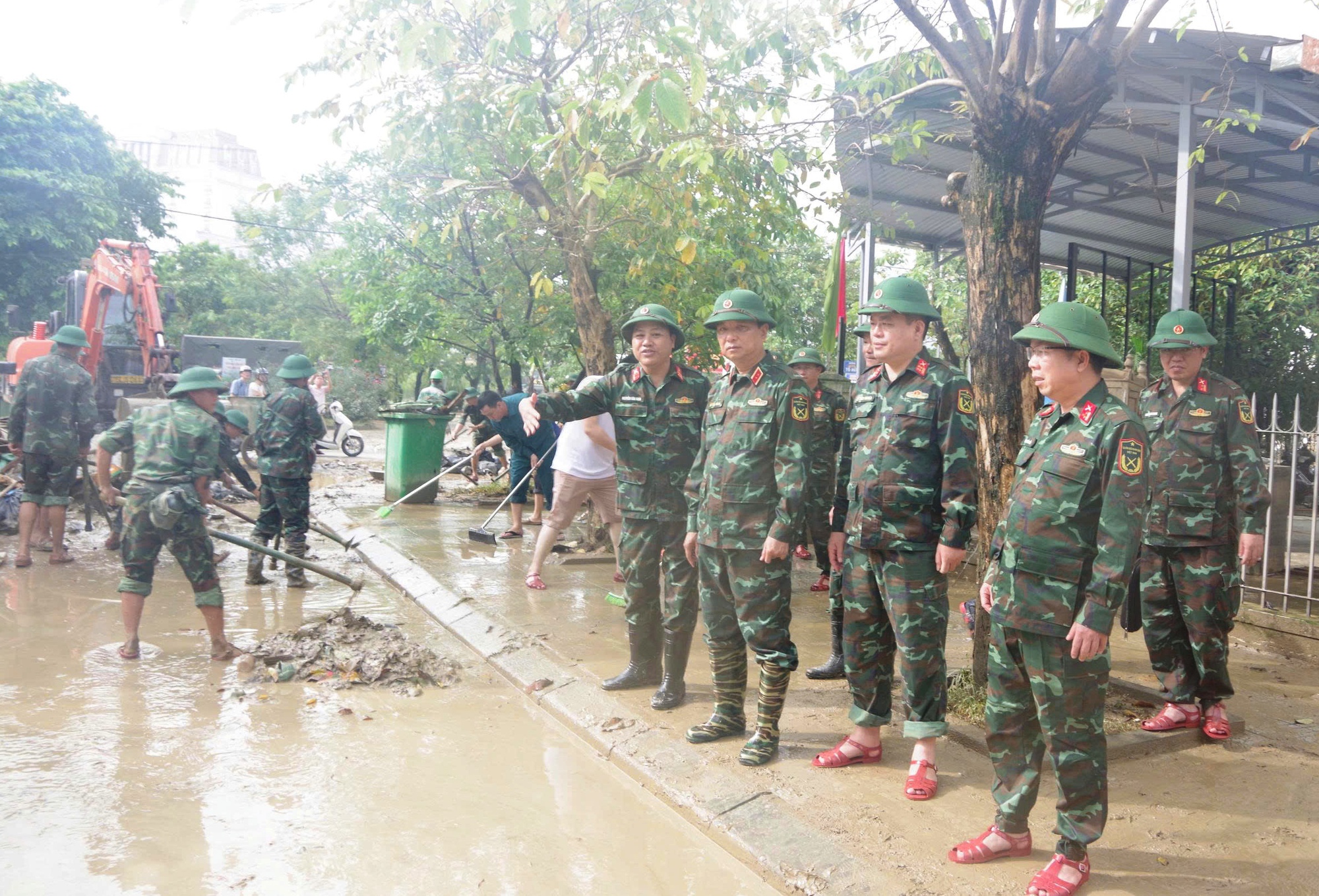 Quân đội luôn sát cánh cùng nhân dân trong mọi hoàn cảnh, không để ai chịu đói, chịu rét- Ảnh 1. Quân đội luôn sát cánh cùng nhân dân trong mọi hoàn cảnh, không để ai chịu đói, chịu rét- Ảnh 1.