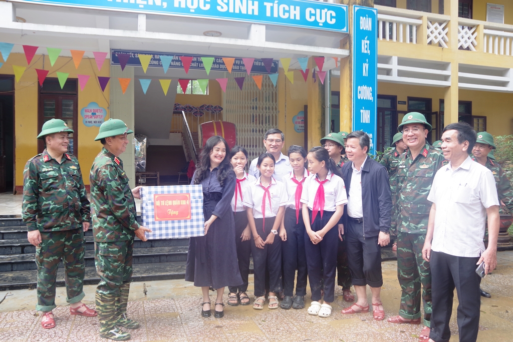 Quân đội luôn sát cánh cùng nhân dân trong mọi hoàn cảnh, không để ai chịu đói, chịu rét- Ảnh 2. Quân đội luôn sát cánh cùng nhân dân trong mọi hoàn cảnh, không để ai chịu đói, chịu rét- Ảnh 2.