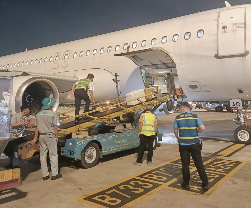 Gần 500kg hàng hóa hỗ trợ vùng lũ đã được Vietnam Airlines vận chuyển đến Huế- Ảnh 4. Gần 500kg hàng hóa hỗ trợ vùng lũ đã được Vietnam Airlines vận chuyển đến Huế- Ảnh 4.