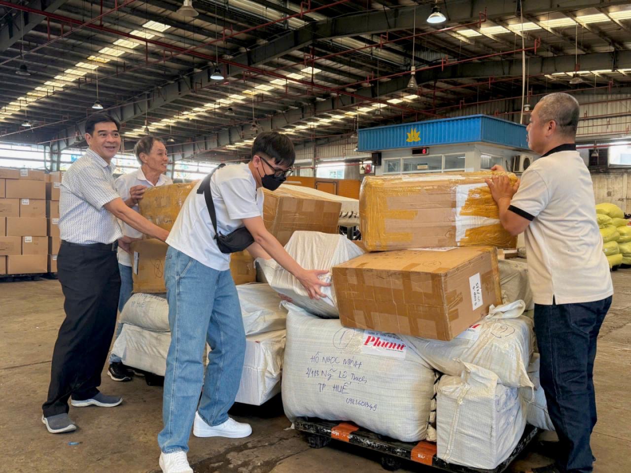 Gần 500kg hàng hóa hỗ trợ vùng lũ đã được Vietnam Airlines vận chuyển đến Huế- Ảnh 1. Gần 500kg hàng hóa hỗ trợ vùng lũ đã được Vietnam Airlines vận chuyển đến Huế- Ảnh 1.