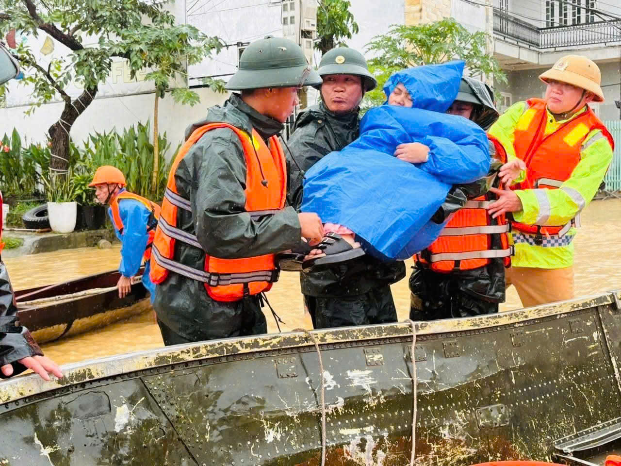 Căng mình giúp dân trong lũ lịch sử: Mệnh lệnh từ trái tim người lính- Ảnh 11. Căng mình giúp dân trong lũ lịch sử: Mệnh lệnh từ trái tim người lính- Ảnh 11.