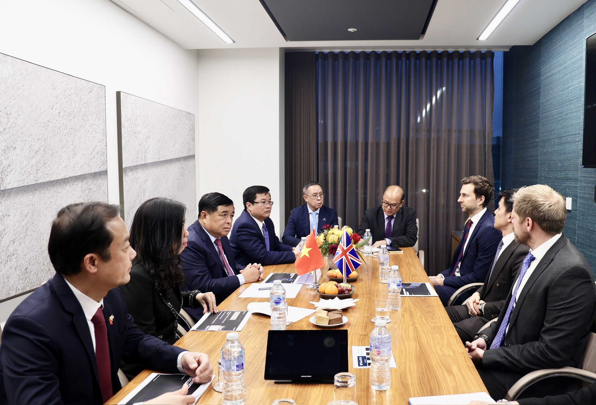 Tăng cường hợp tác với doanh nghiệp Anh về fintech, xác thực danh tính sinh trắc học và thiết kế công trình- Ảnh 1.
