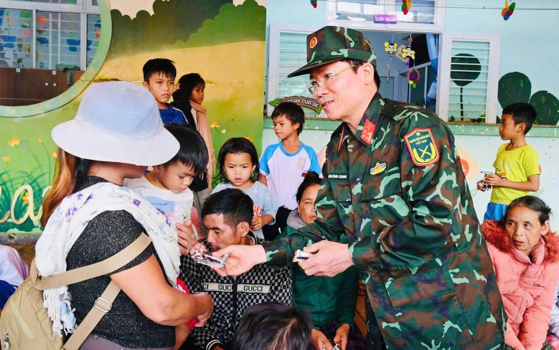 Căng mình giúp dân trong lũ lịch sử: Mệnh lệnh từ trái tim người lính- Ảnh 7. Căng mình giúp dân trong lũ lịch sử: Mệnh lệnh từ trái tim người lính- Ảnh 7.