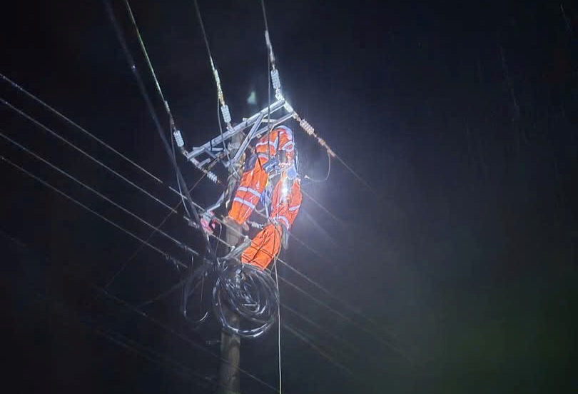 Nỗ lực khôi phục lưới điện sau mưa lũ tại miền Trung- Ảnh 4. Nỗ lực khôi phục lưới điện sau mưa lũ tại miền Trung- Ảnh 4.