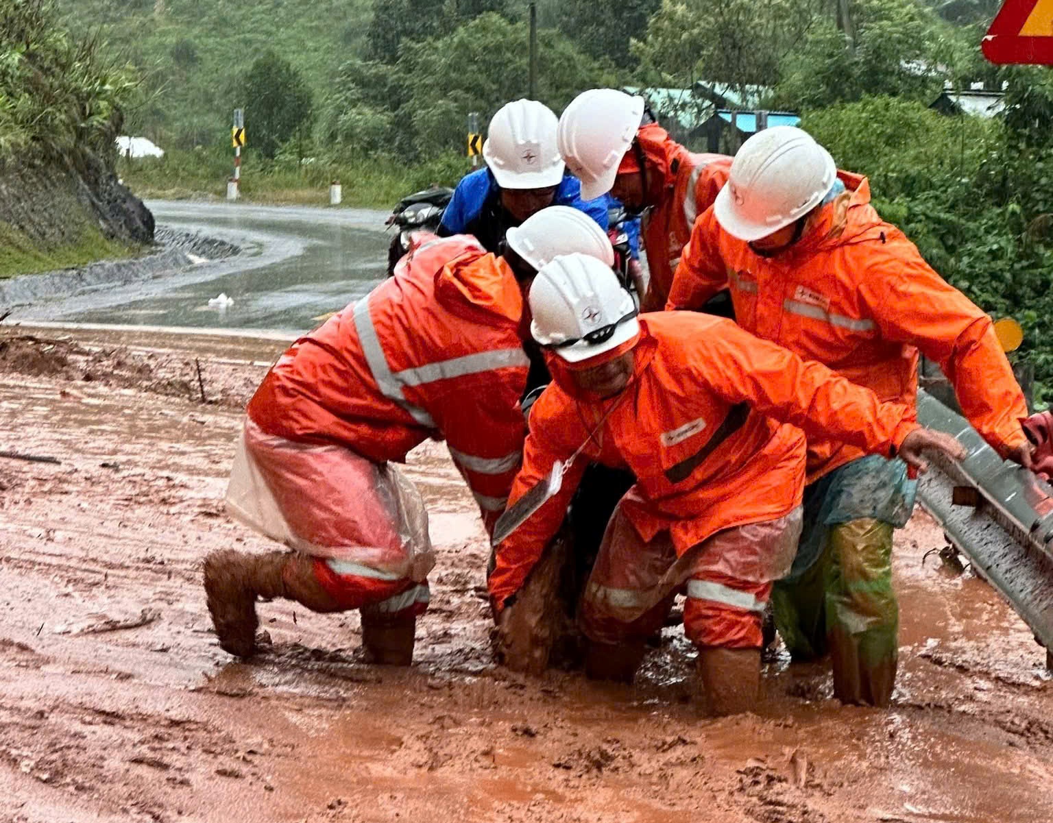 Nỗ lực khôi phục lưới điện sau mưa lũ tại miền Trung- Ảnh 1. Nỗ lực khôi phục lưới điện sau mưa lũ tại miền Trung- Ảnh 1.