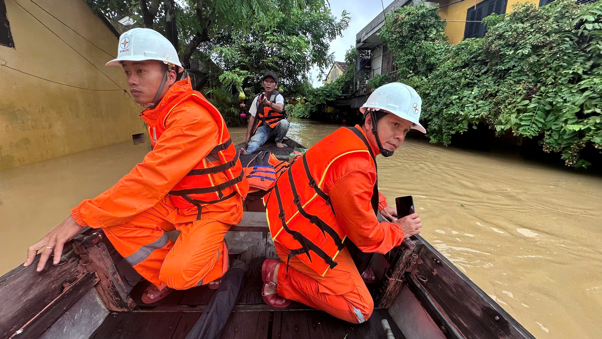 Nỗ lực khôi phục lưới điện sau mưa lũ tại miền Trung- Ảnh 2. Nỗ lực khôi phục lưới điện sau mưa lũ tại miền Trung- Ảnh 2.