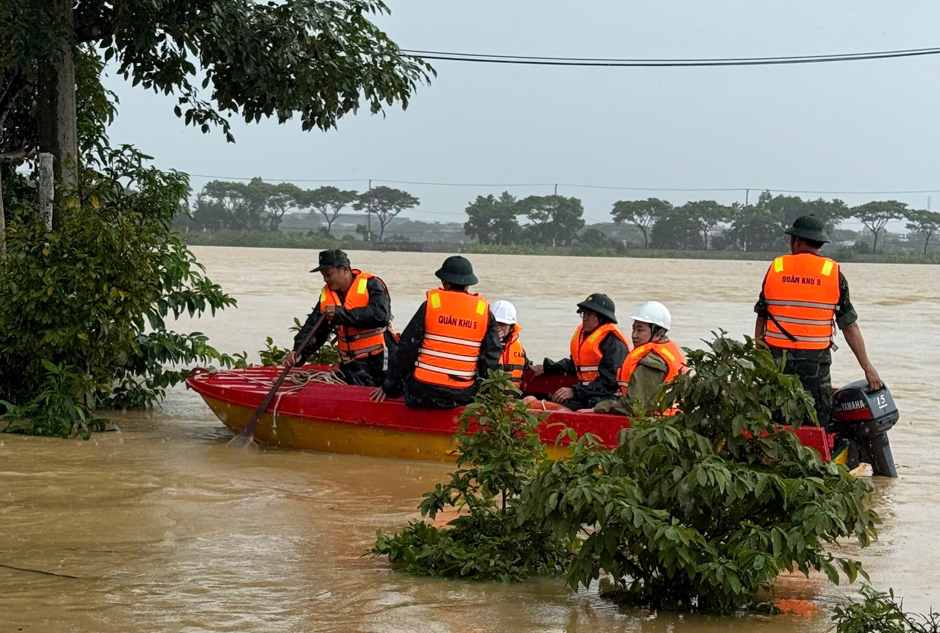 Căng mình giúp dân trong lũ lịch sử: Mệnh lệnh từ trái tim người lính- Ảnh 5. Căng mình giúp dân trong lũ lịch sử: Mệnh lệnh từ trái tim người lính- Ảnh 5.
