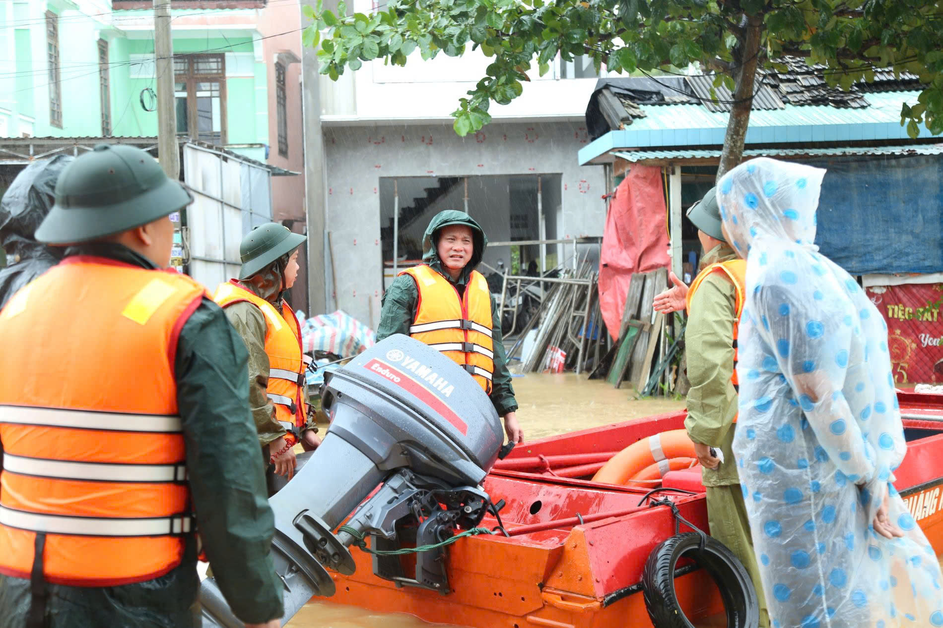 Căng mình giúp dân trong lũ lịch sử: Mệnh lệnh từ trái tim người lính- Ảnh 3. Căng mình giúp dân trong lũ lịch sử: Mệnh lệnh từ trái tim người lính- Ảnh 3.