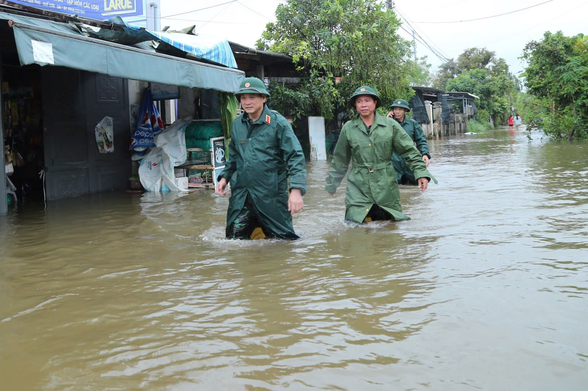 Căng mình giúp dân trong lũ lịch sử: Mệnh lệnh từ trái tim người lính- Ảnh 4. Căng mình giúp dân trong lũ lịch sử: Mệnh lệnh từ trái tim người lính- Ảnh 4.