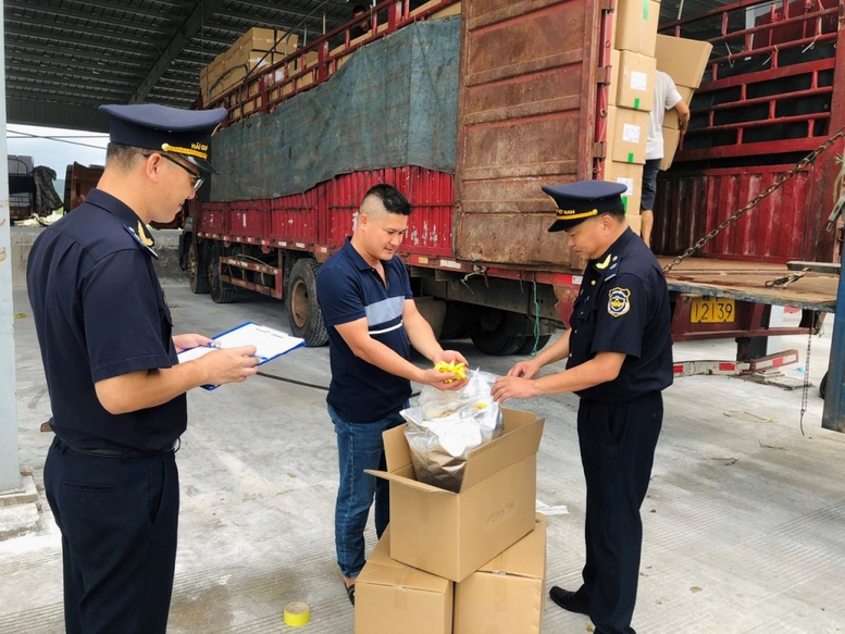 Chống buôn lậu vàng, hàng giả và ma túy trên các tuyến trọng điểm- Ảnh 1. Chống buôn lậu vàng, hàng giả và ma túy trên các tuyến trọng điểm- Ảnh 1.