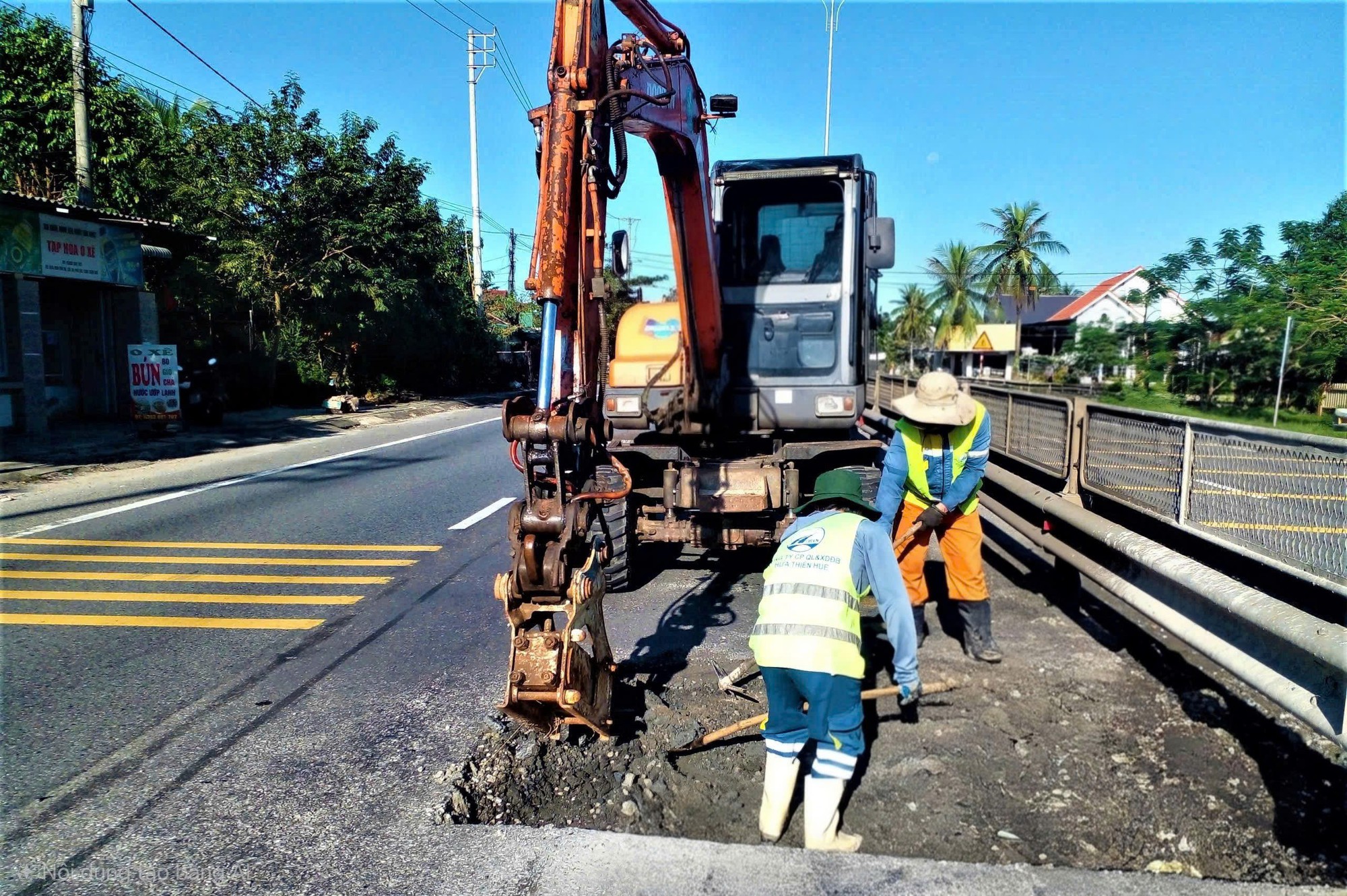 Khôi phục giao thông qua miền Trung sau bão số 13- Ảnh 1.