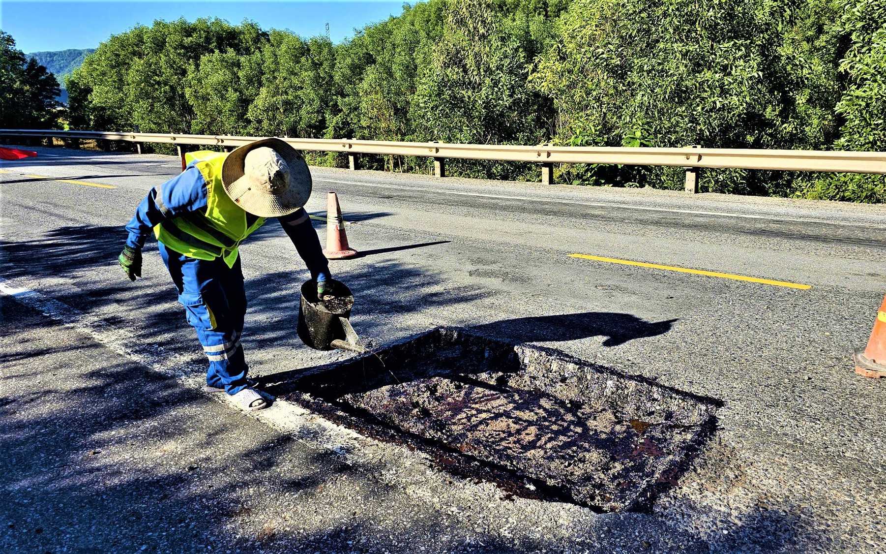 Khôi phục giao thông qua miền Trung sau bão số 13